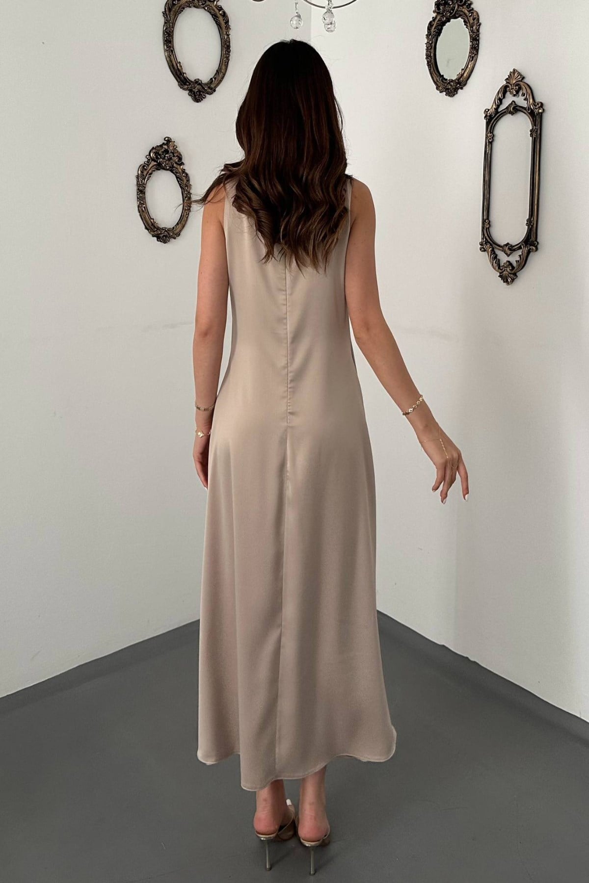 Bej Saten Degaje Yaka Omuzlar Tokalı Elbise