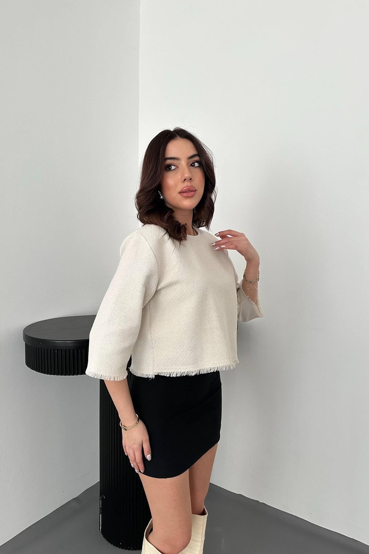 Beyaz Püskül Detaylı Bluz