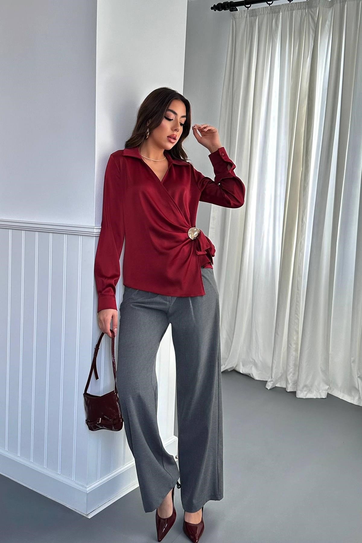 Bordo Düğme Detaylı Saten Bluz