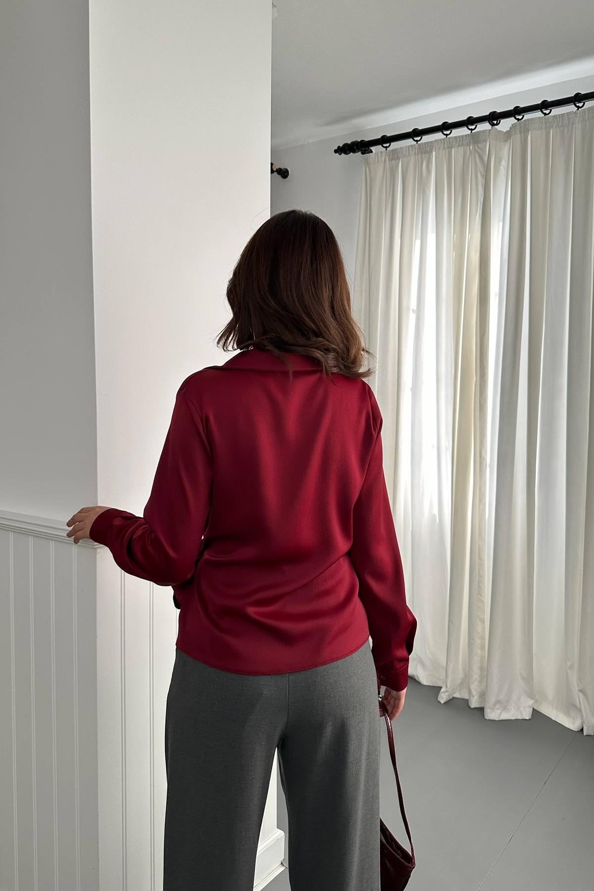 Bordo Düğme Detaylı Saten Bluz