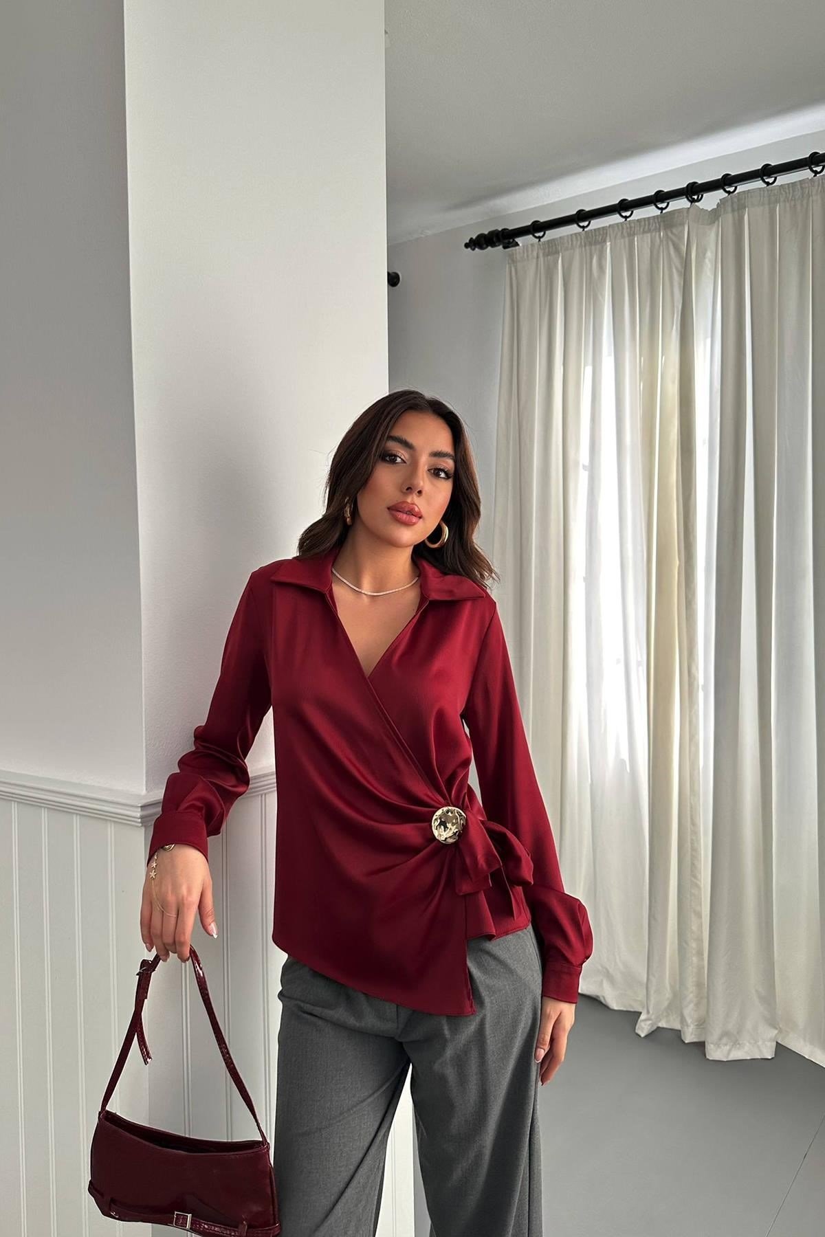 Bordo Düğme Detaylı Saten Bluz