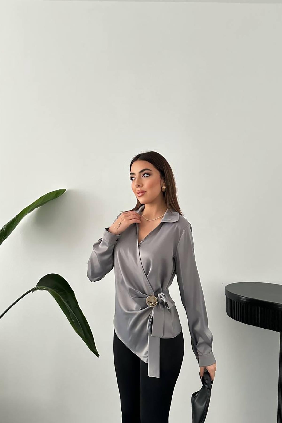 Gri Düğme Detaylı Saten Bluz