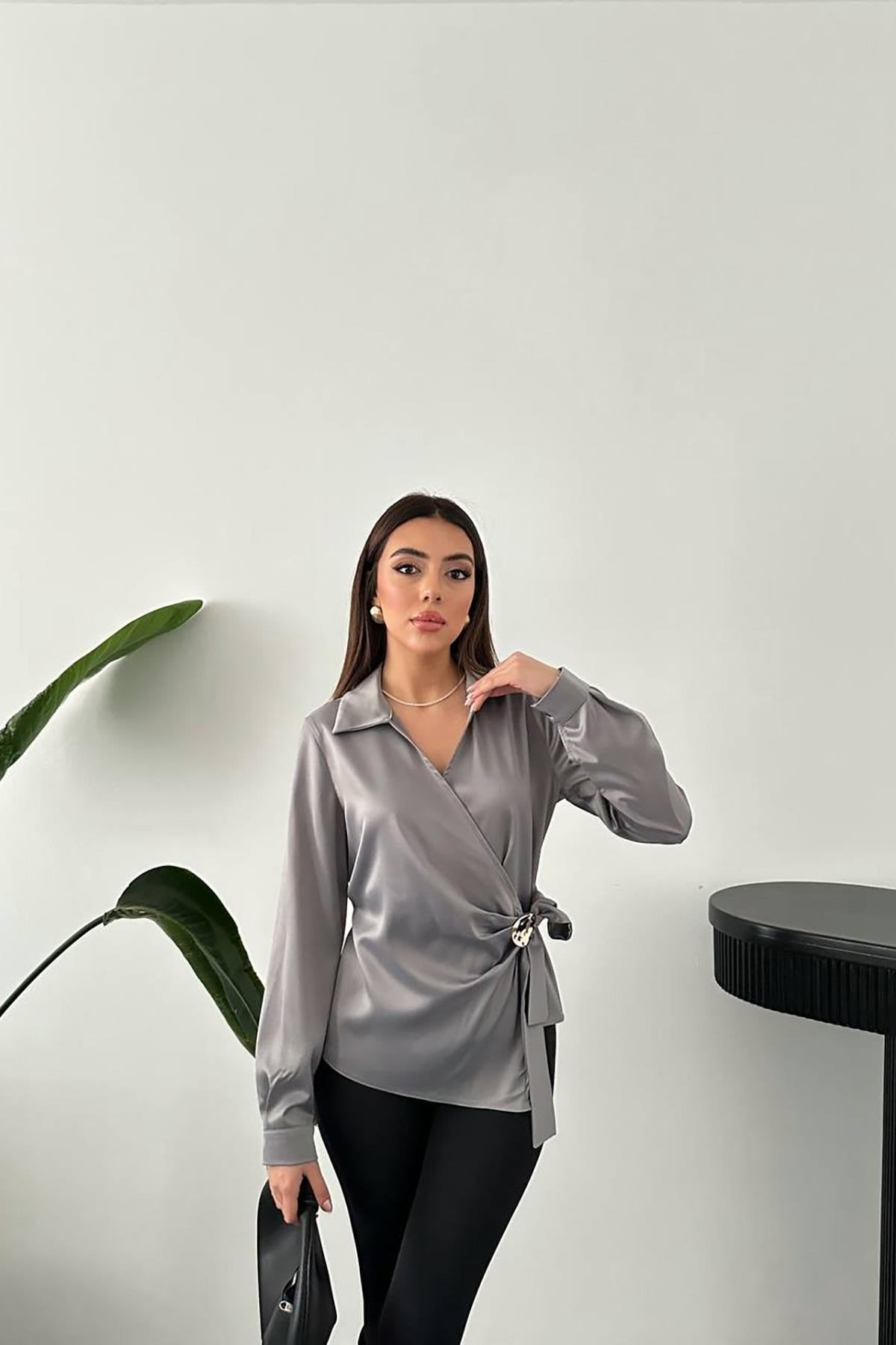 Gri Düğme Detaylı Saten Bluz