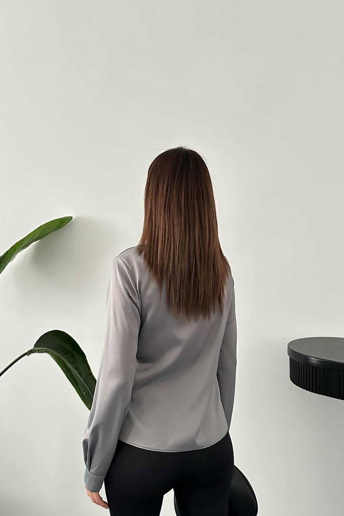 Gri Düğme Detaylı Saten Bluz