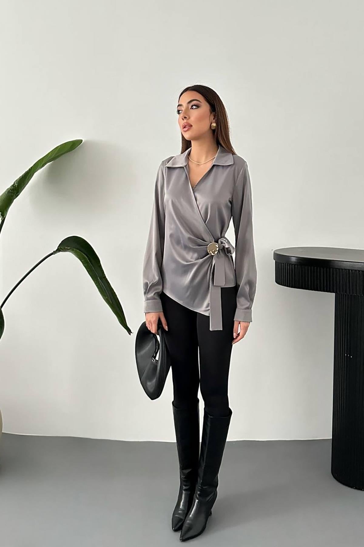 Gri Düğme Detaylı Saten Bluz