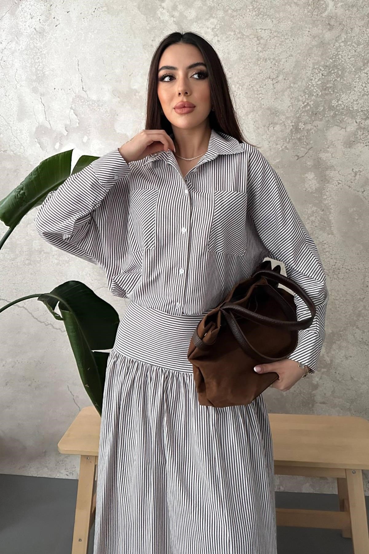 Kahverengi Çizgili Gömlek Korsajlı Büzgülü Etek