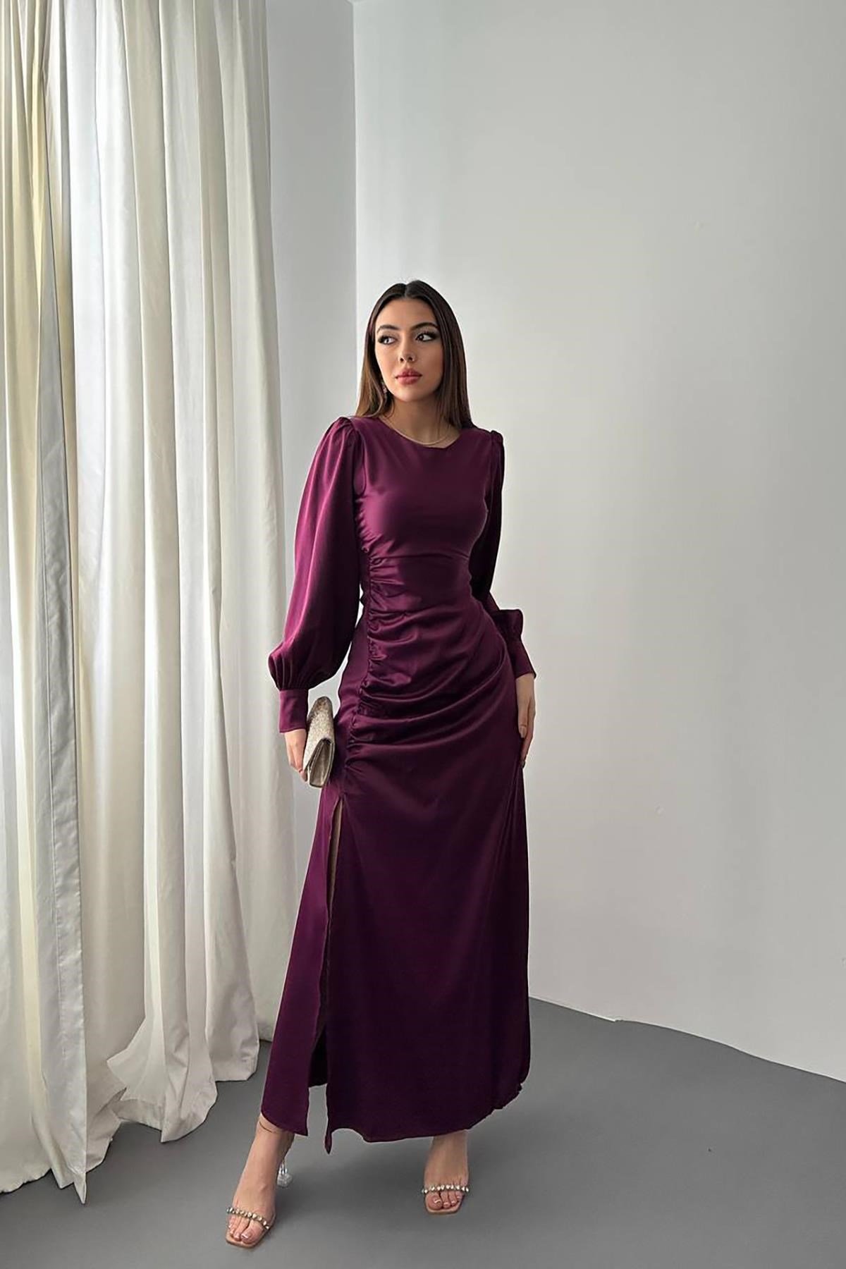 Mor Yanı Büzgülü Yırtmaçlı Saten Elbise