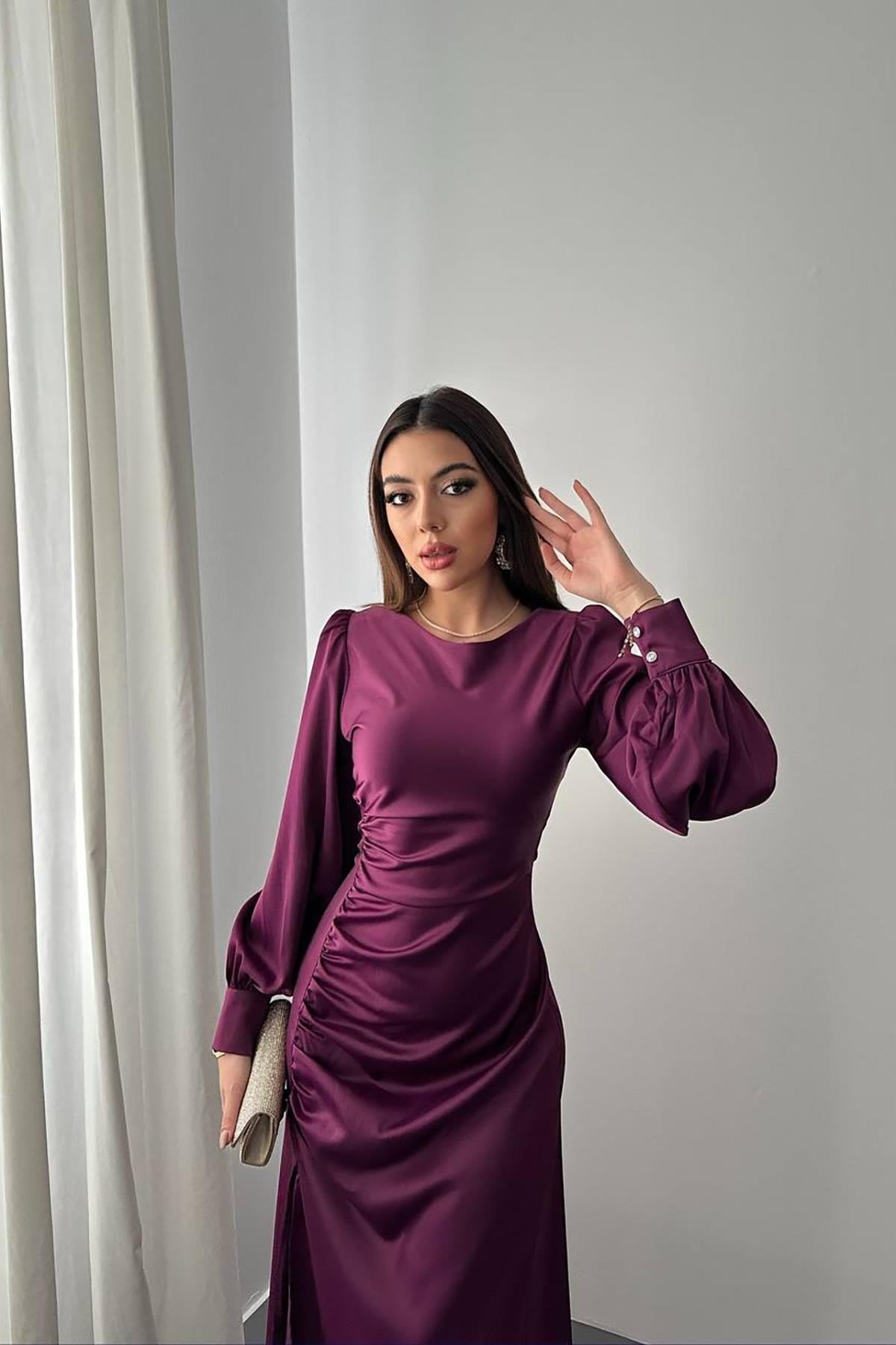 Mor Yanı Büzgülü Yırtmaçlı Saten Elbise