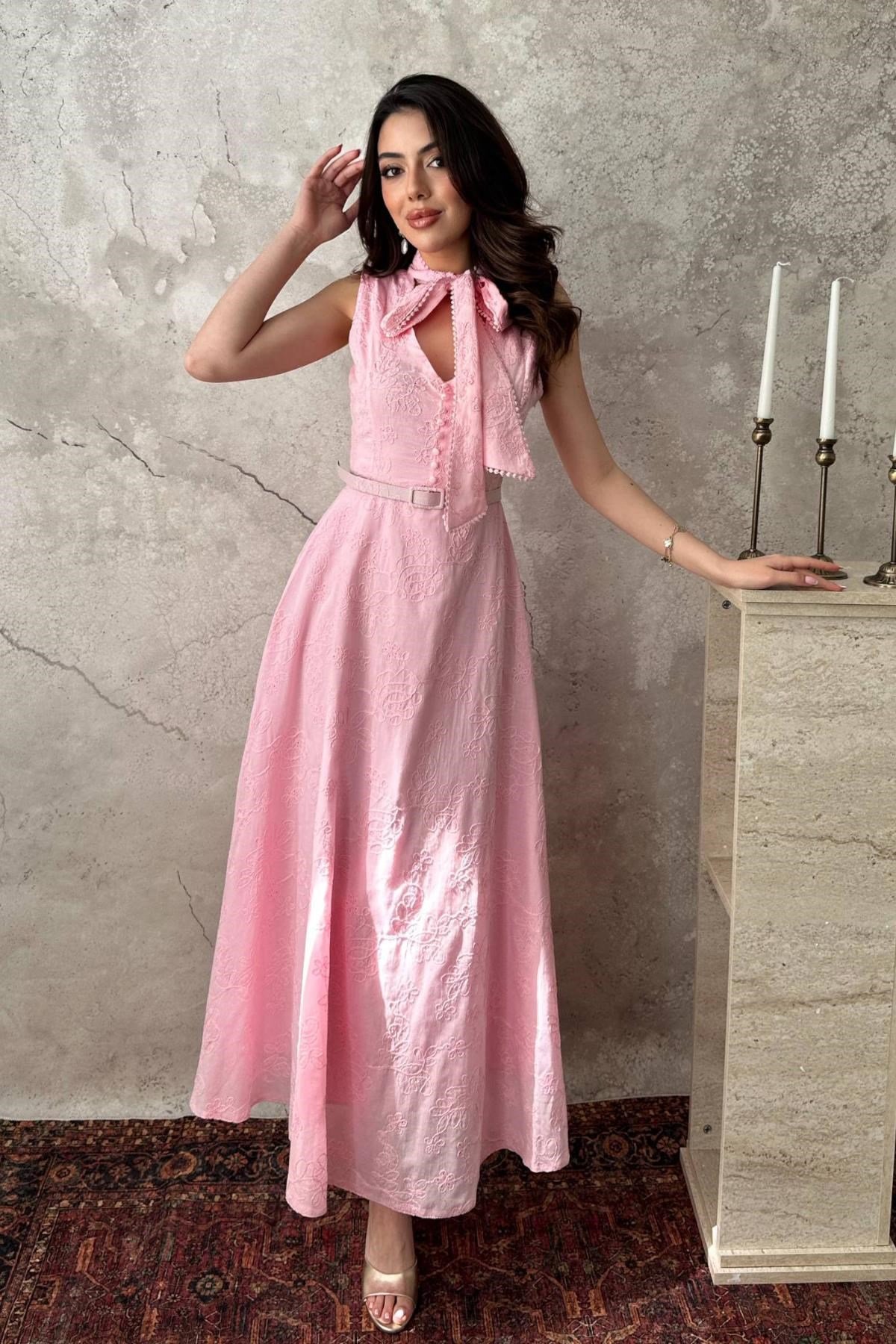 Pembe Brodeli Boynundan Bağlamalı Elbise