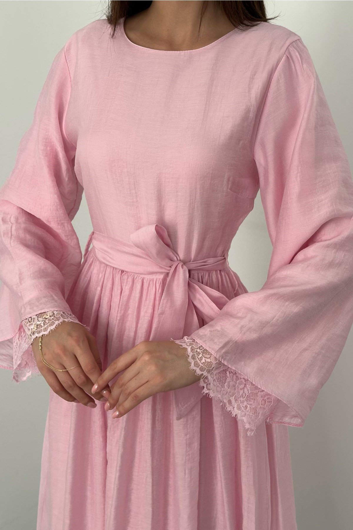 Pembe Kol Ucu Dantel Detaylı Elbise
