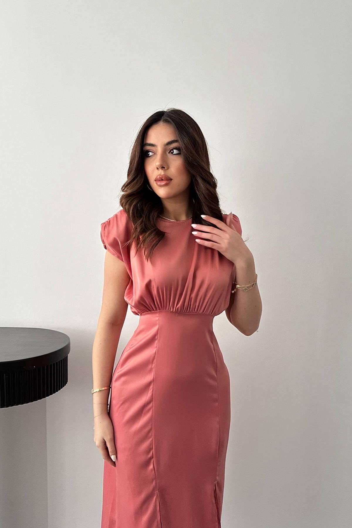 Pudra Eteği Yırtmaçlı Helen Elbise