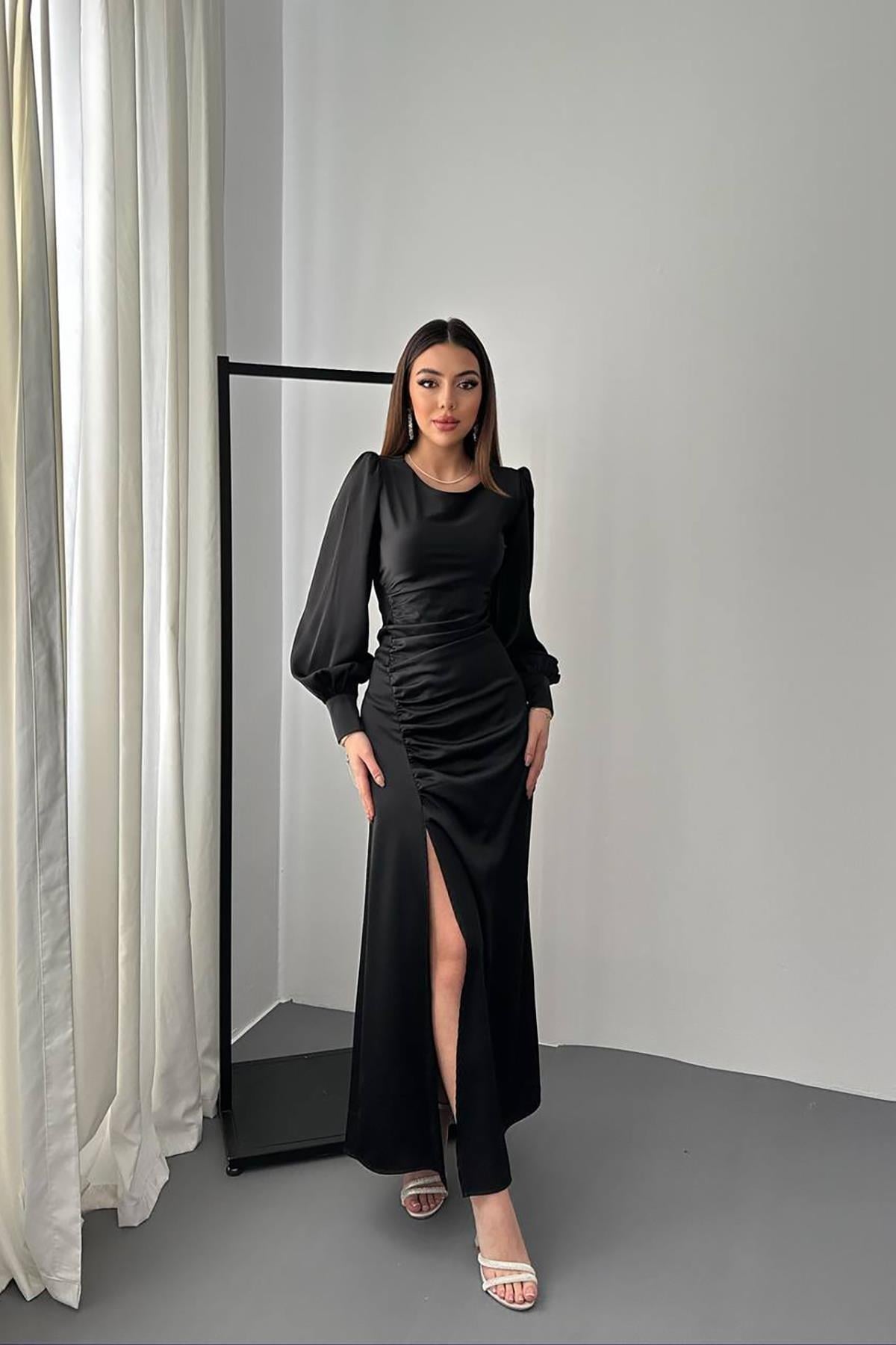 Siyah Yanı Büzgülü Yırtmaçlı Saten Elbise