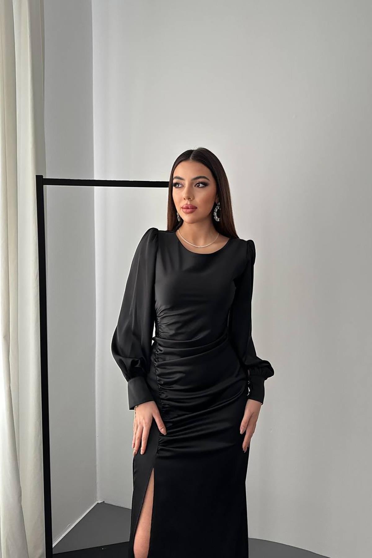 Siyah Yanı Büzgülü Yırtmaçlı Saten Elbise