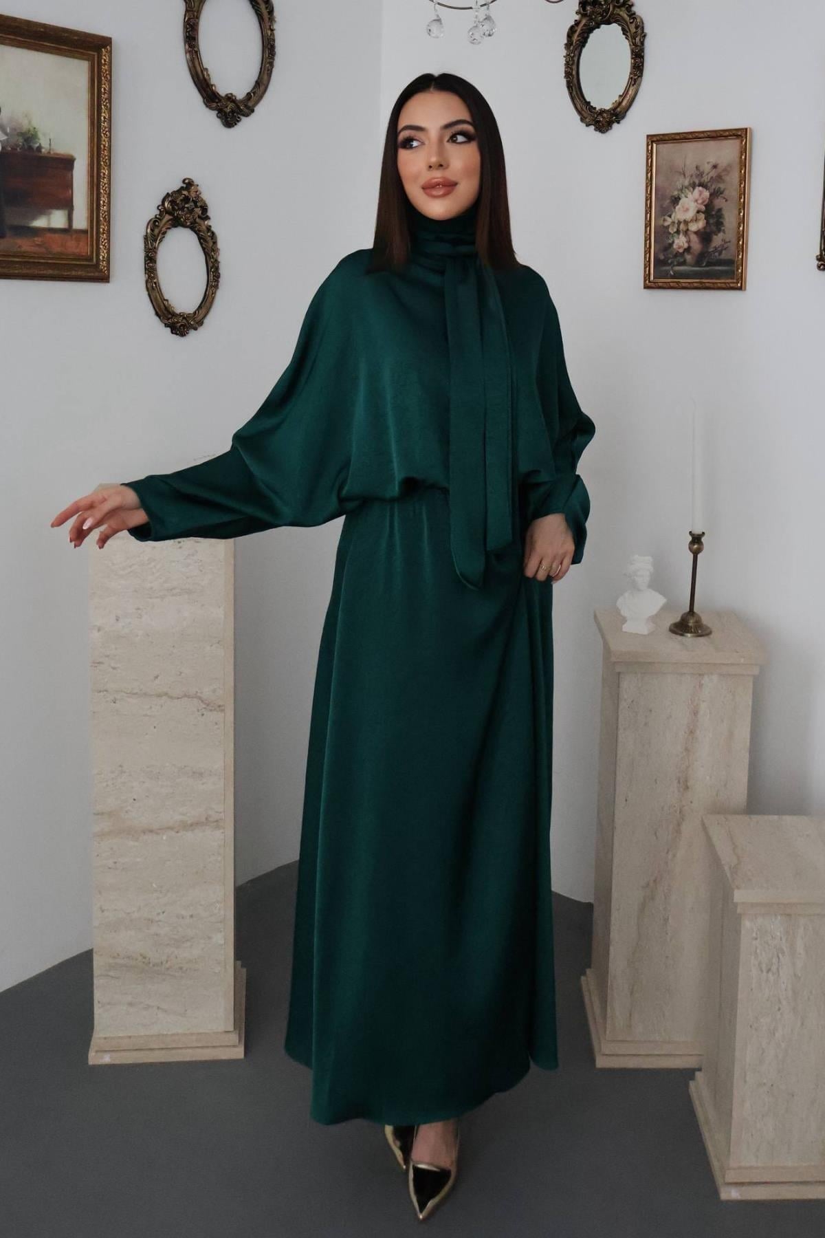 Zümrüt Jakarlı Saten Elbise