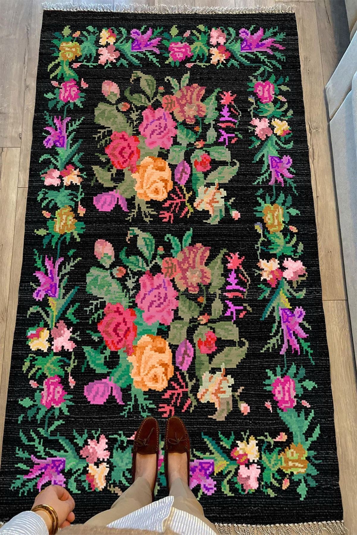 Cotton Serisi Siyah Taban Ütsünde Renkli Çiçek Motifli Otantik Dekoratif Dokuma Taban Kilim