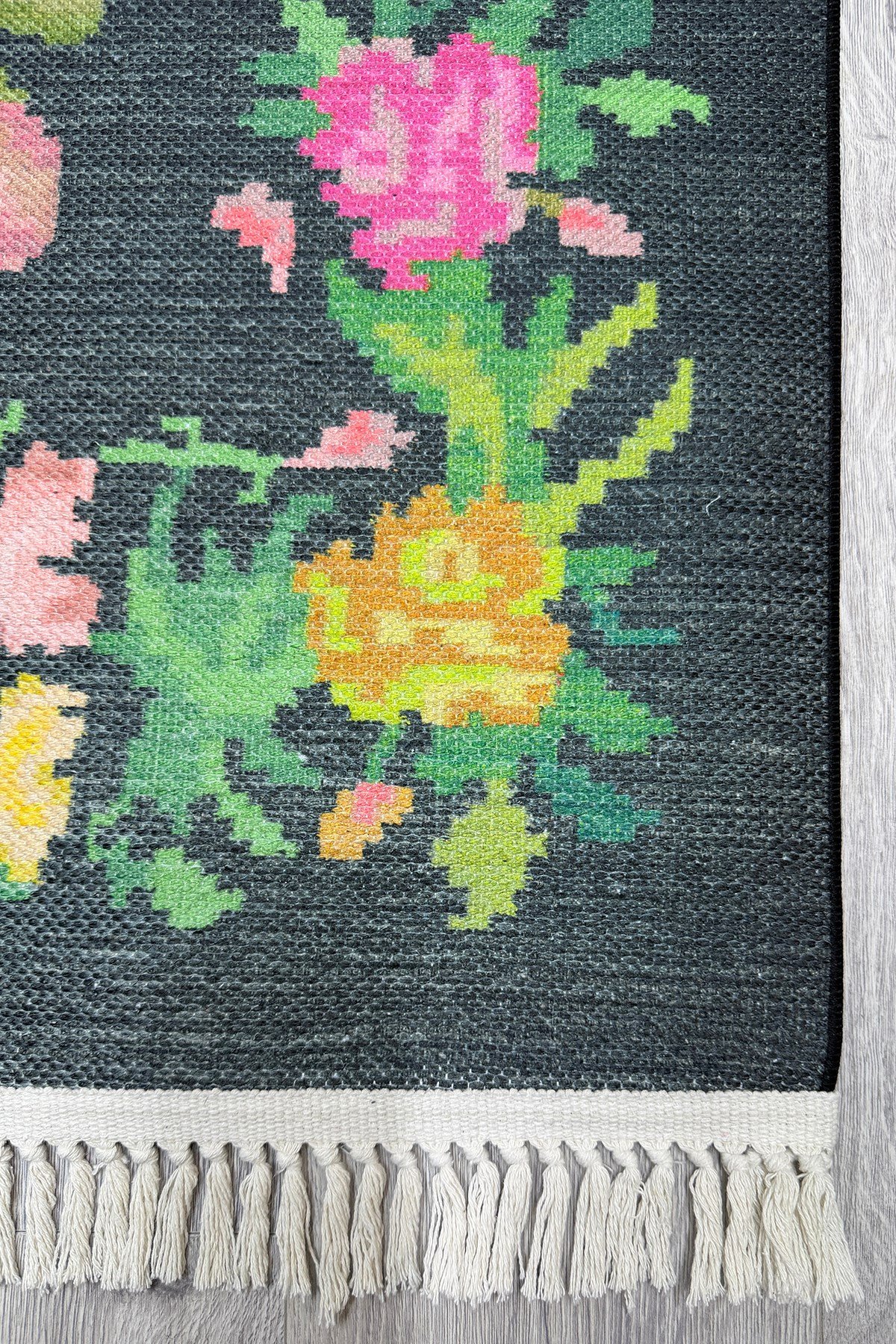 Cotton Serisi Siyah Taban Ütsünde Renkli Çiçek Motifli Otantik Dekoratif Dokuma Taban Kilim