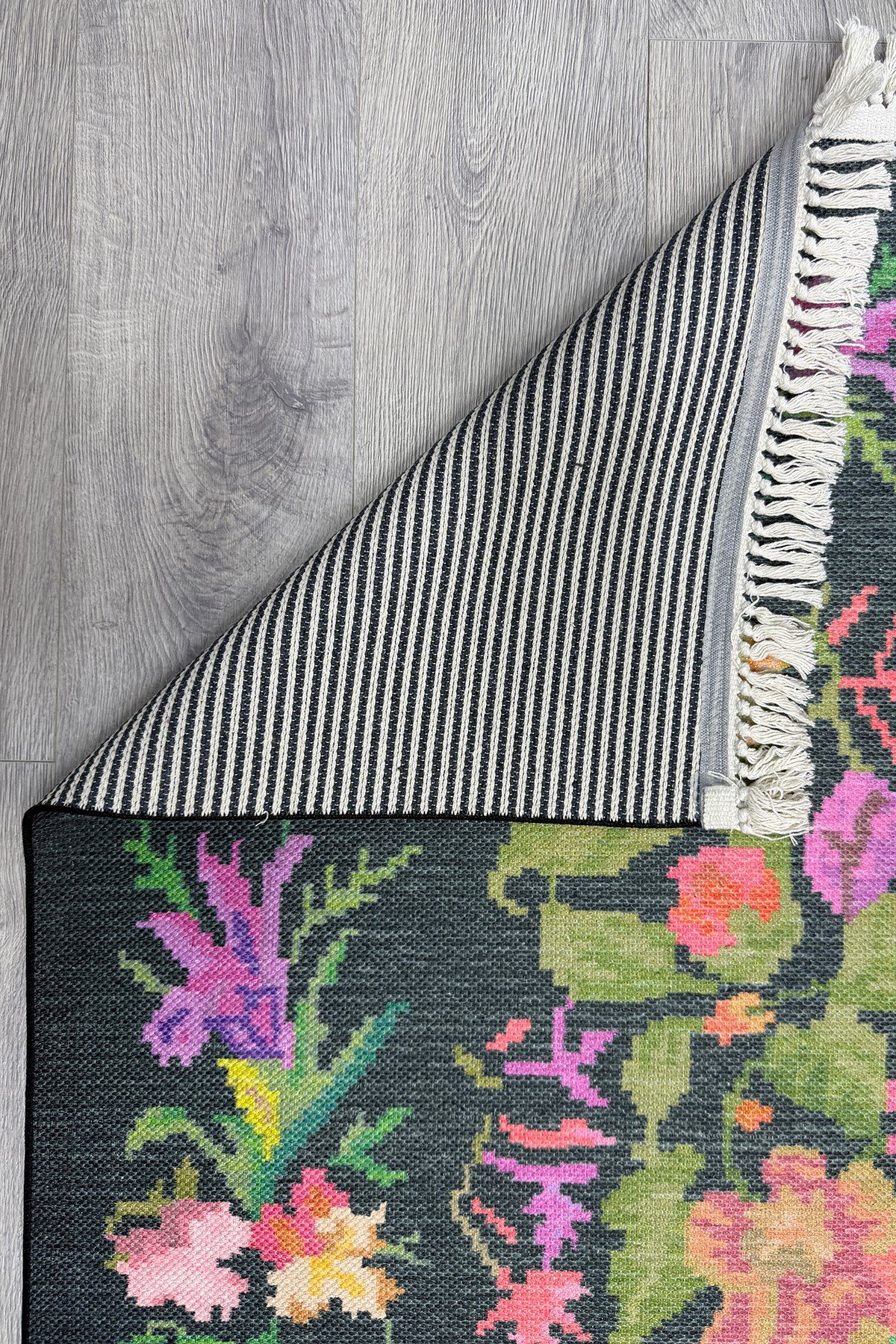 Cotton Serisi Siyah Taban Ütsünde Renkli Çiçek Motifli Otantik Dekoratif Dokuma Taban Kilim