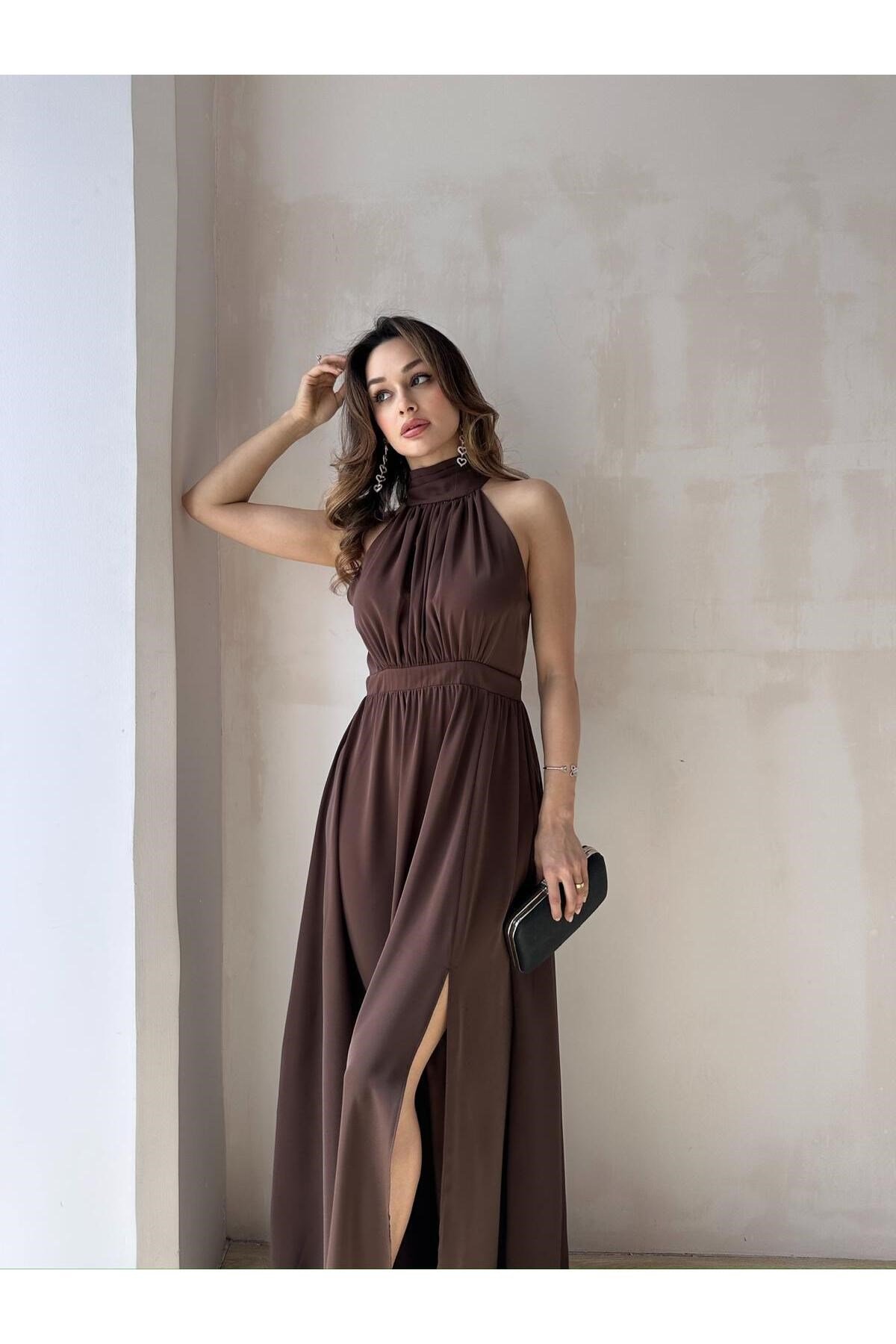 Kahve Halter Yaka Yırtmaçlı Uzun Elbise