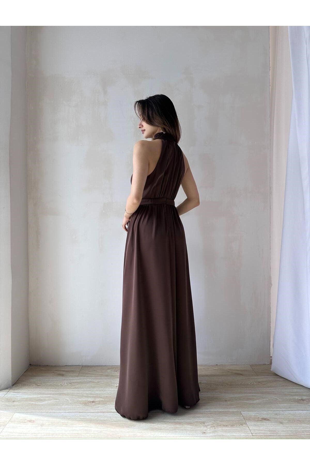 Kahve Halter Yaka Yırtmaçlı Uzun Elbise