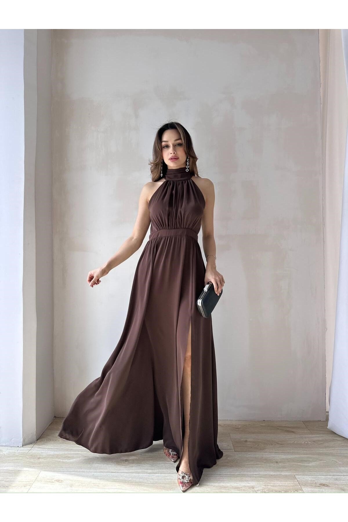 Kahve Halter Yaka Yırtmaçlı Uzun Elbise