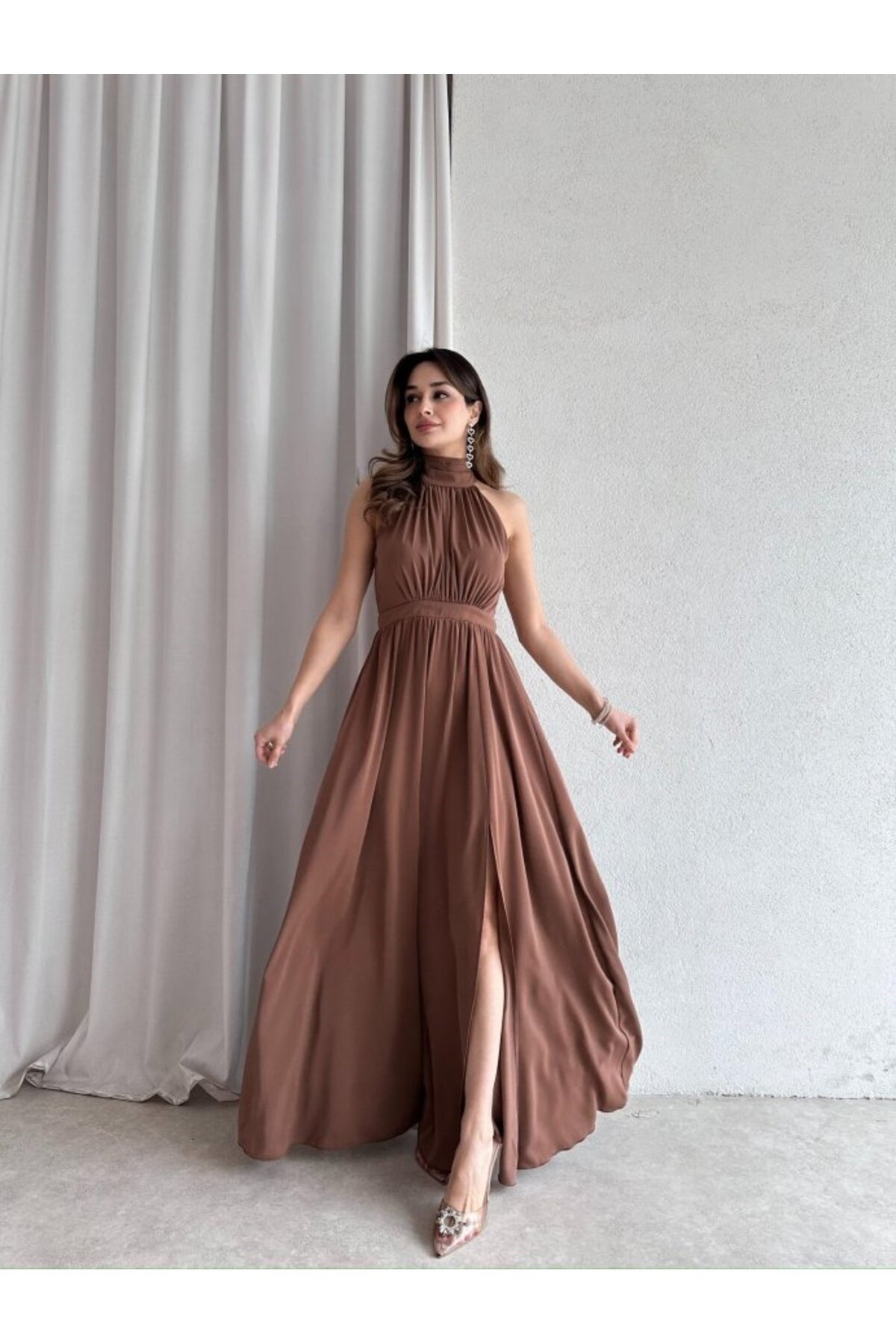 Kahve Halter Yaka Yırtmaçlı Uzun Ipek Saten Elbise