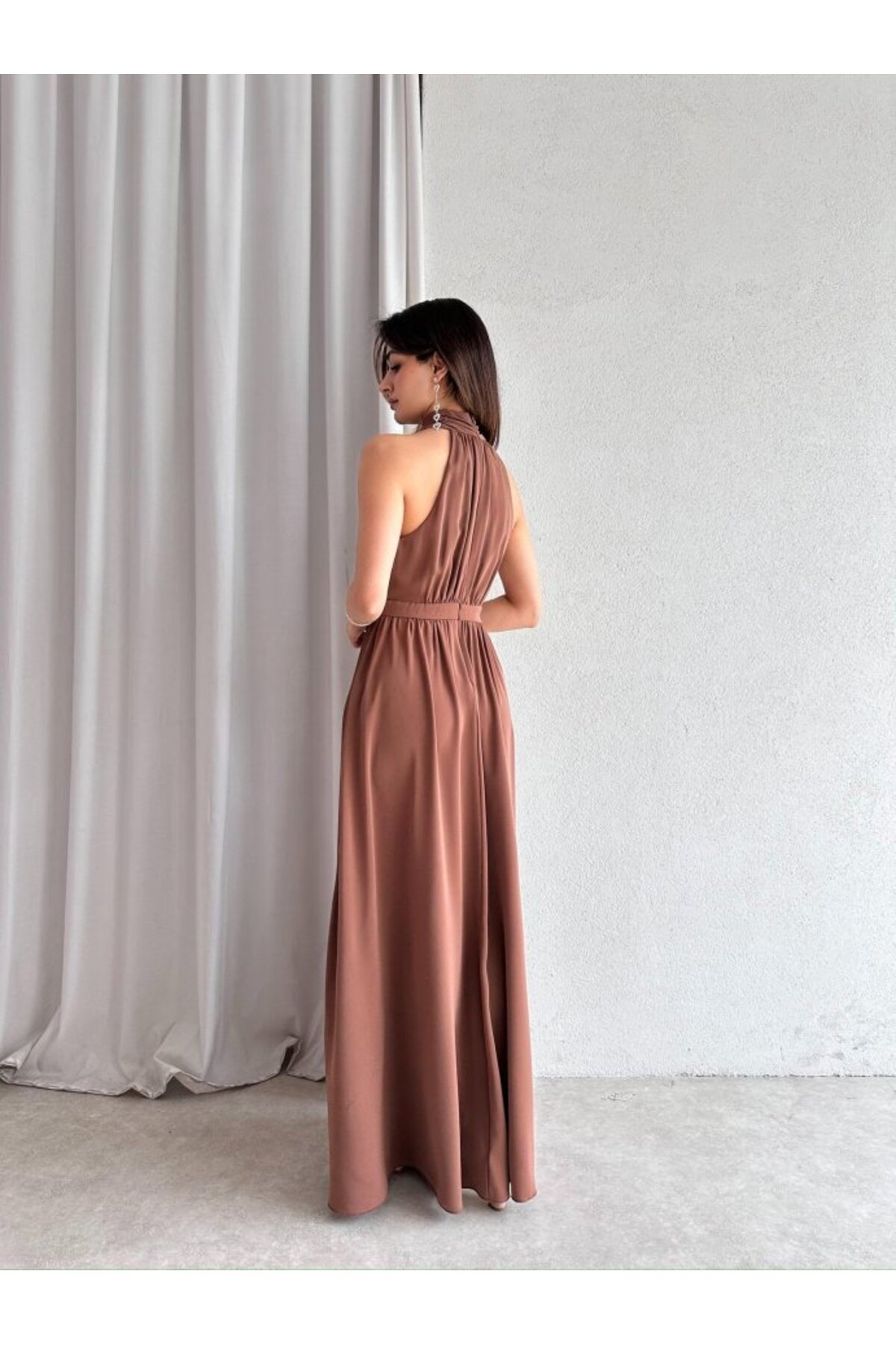 Kahve Halter Yaka Yırtmaçlı Uzun Ipek Saten Elbise