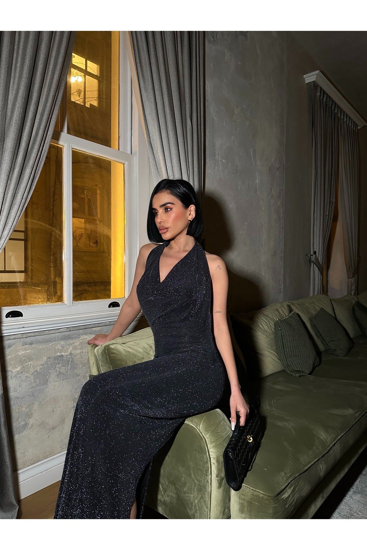 Pul Detaylı Simli Gece Elbisesi