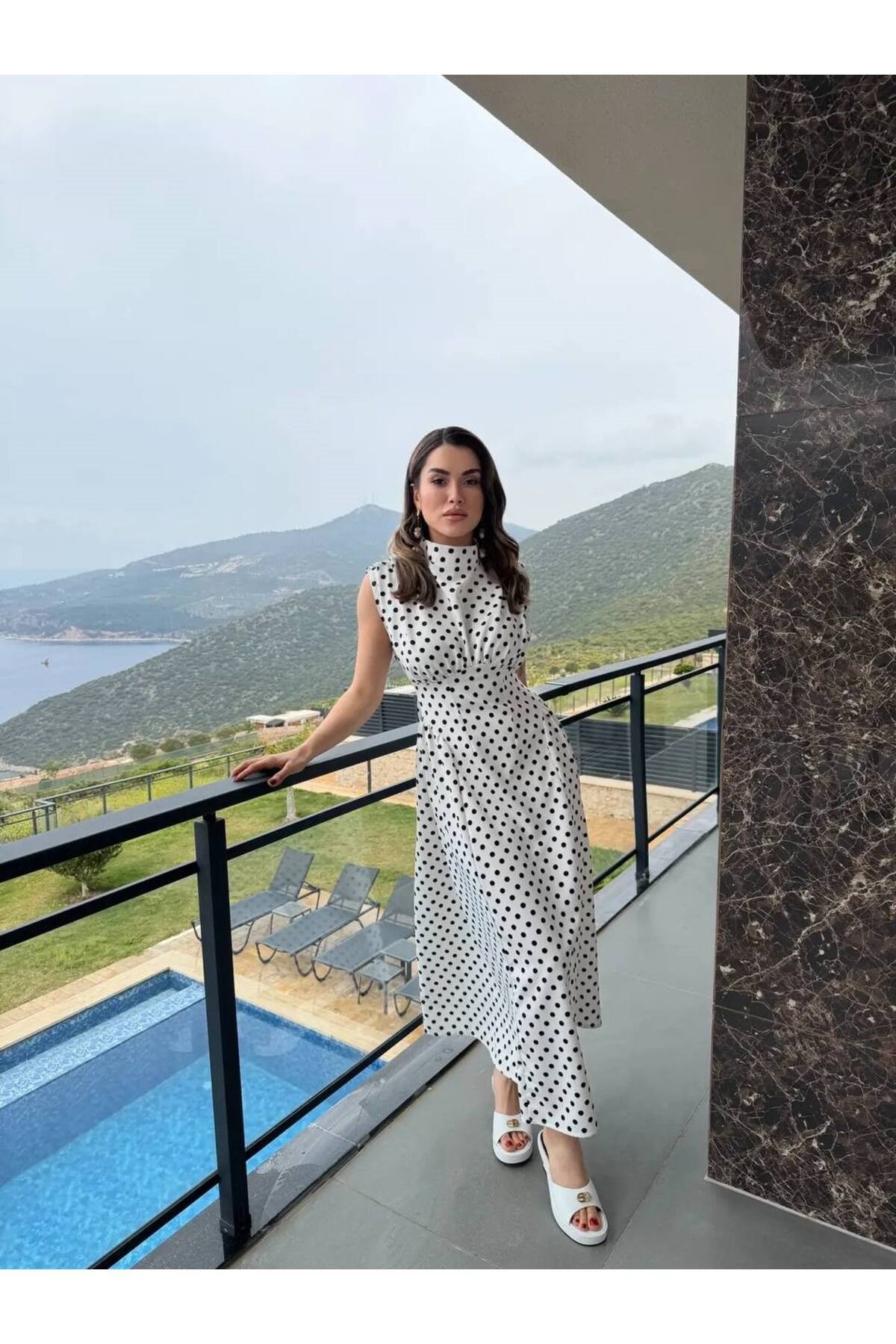 Vatkalı Sırt Bağlamalı Sıfır Kol Elbise