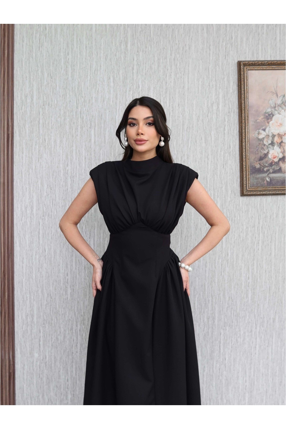 Vatkalı Sırt Bağlamalı Sıfır Kol Elbise