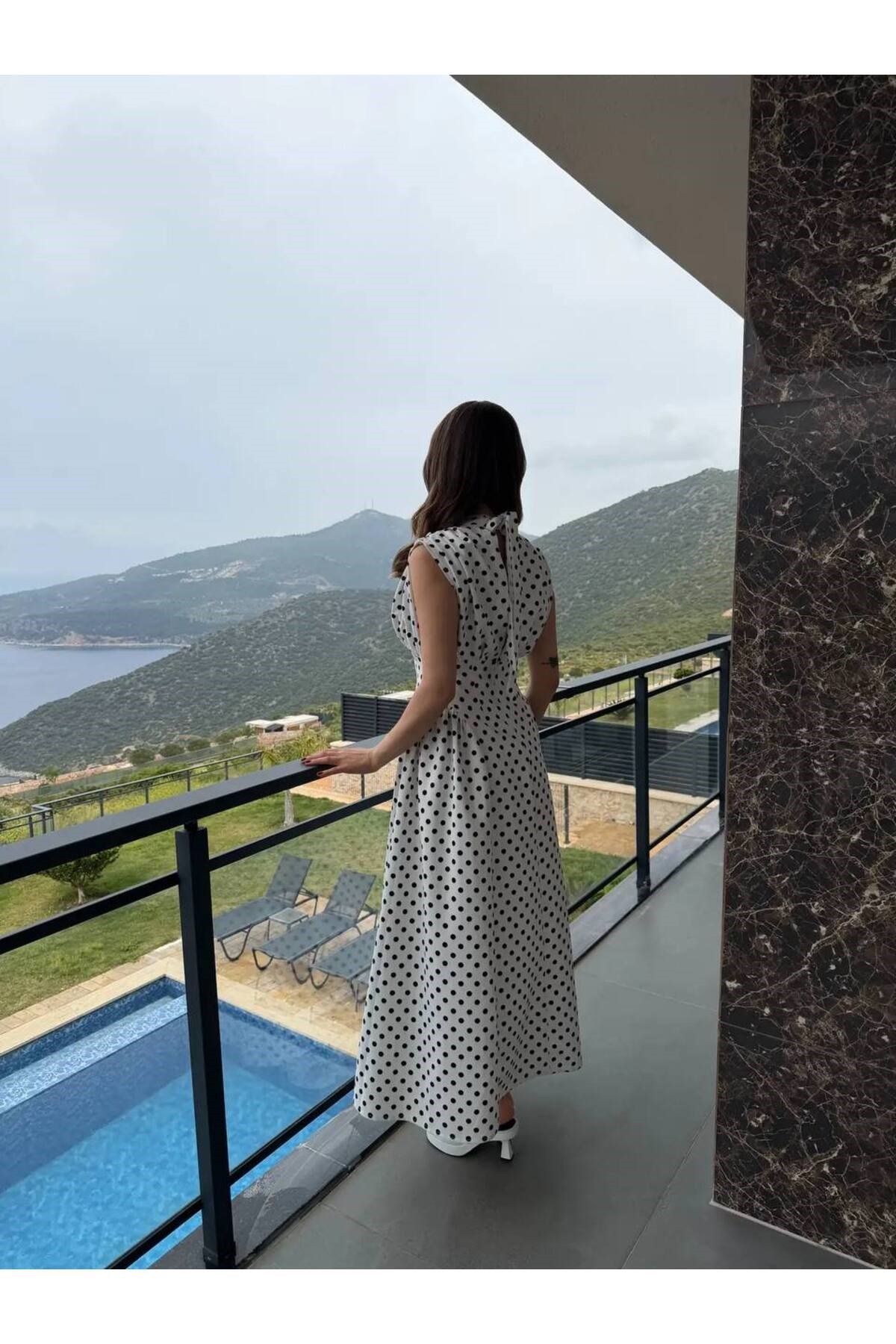 Vatkalı Sırt Bağlamalı Sıfır Kol Elbise