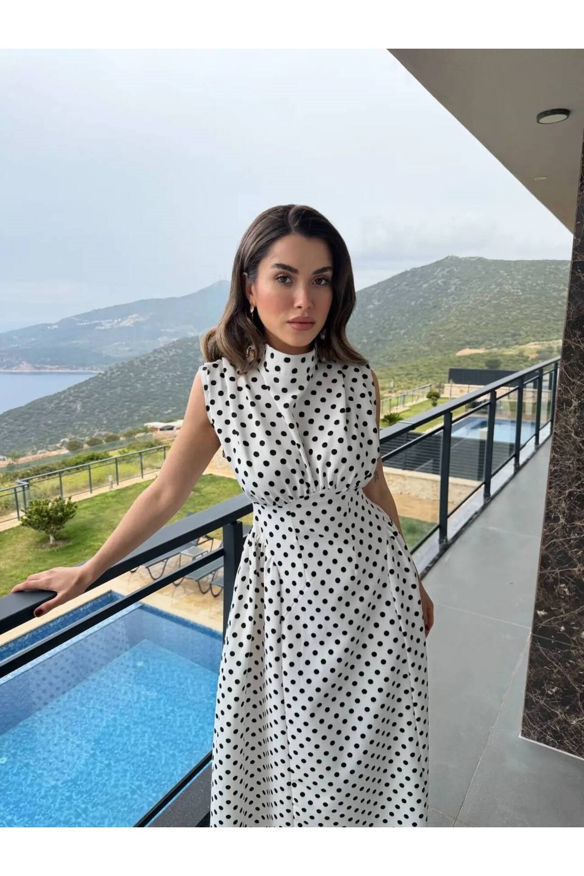 Vatkalı Sırt Bağlamalı Sıfır Kol Elbise