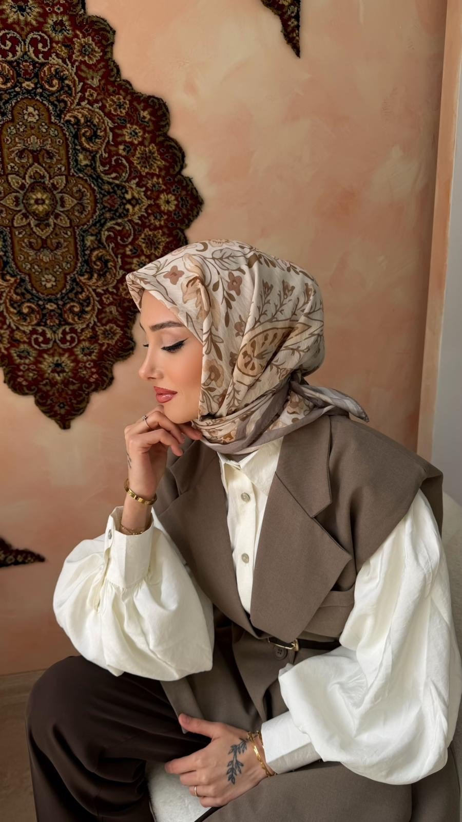 kuqos-zumrut-yoncasi-desenli-naida-esa-eb2-cf.webp