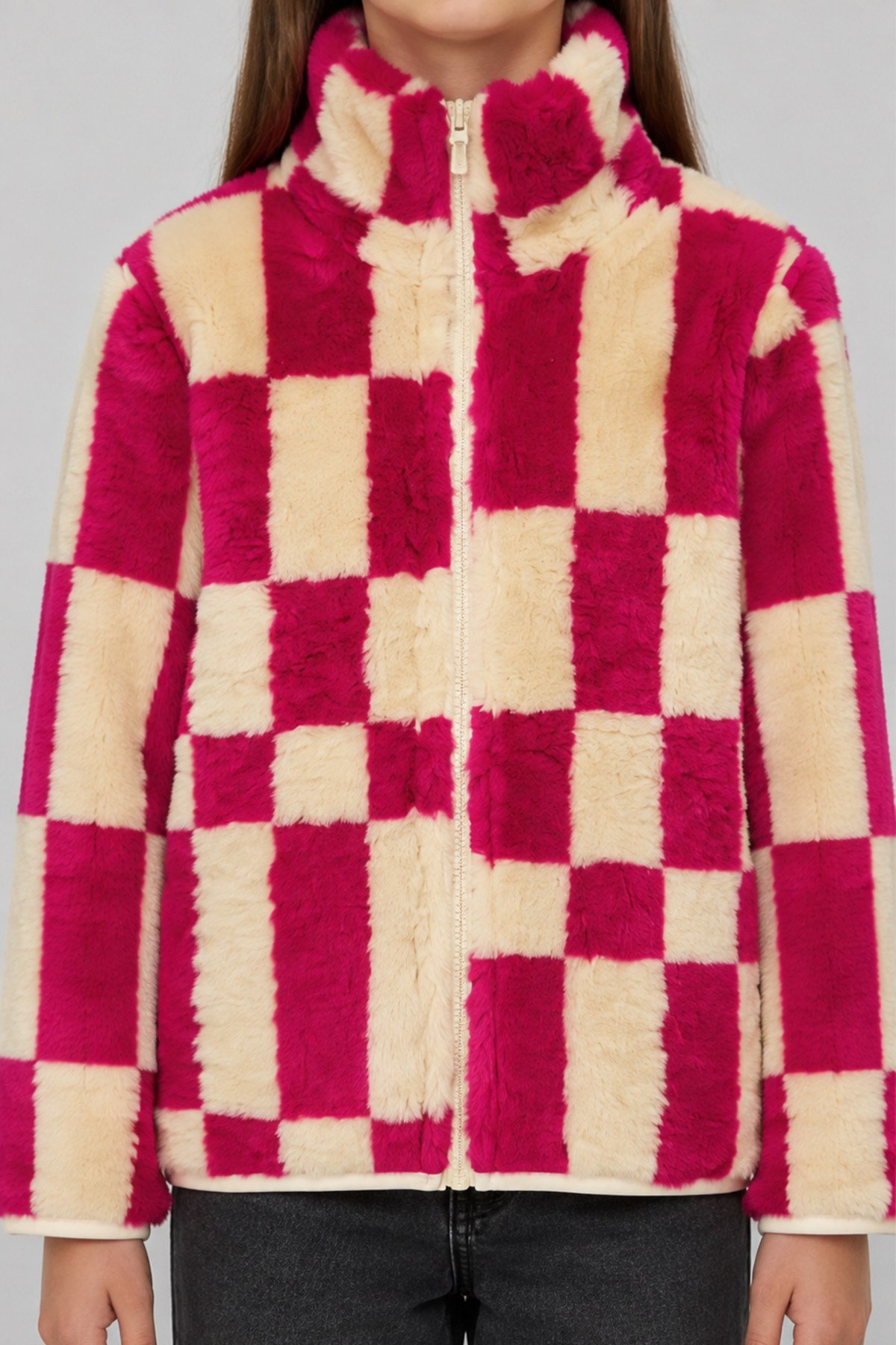 Çocuk Fuşya Ekru Dama Desenli Peluş Ceket – Dik Yaka, Fermuarlı, Cepsiz, Oversize