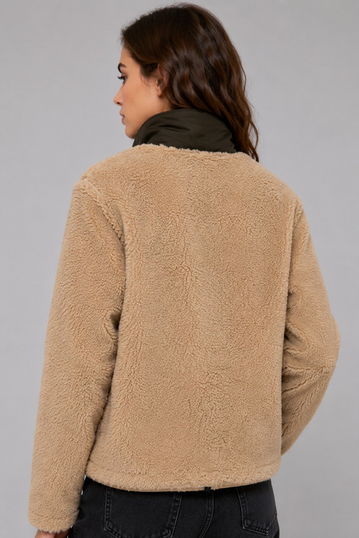 Unisex Bej Haki Detaylı Peluş Ceket – Dik Yaka, Fermuarlı, Uzun Kollu, Cepli