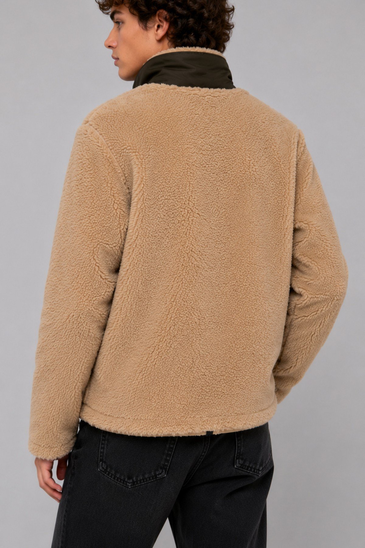 Unisex Bej Haki Detaylı Peluş Ceket – Dik Yaka, Fermuarlı, Uzun Kollu, Cepli
