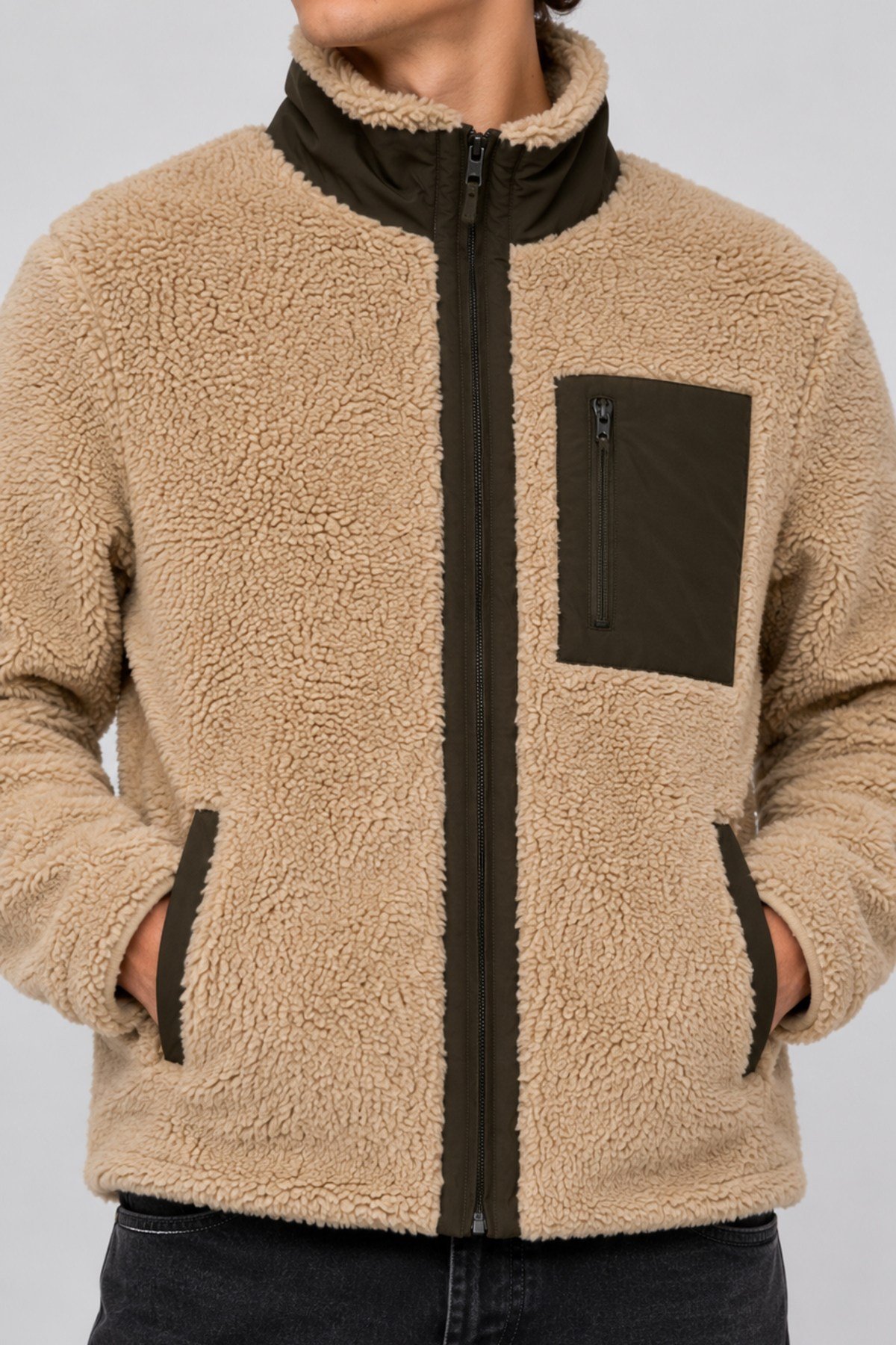 Unisex Bej Haki Detaylı Peluş Ceket – Dik Yaka, Fermuarlı, Uzun Kollu, Cepli
