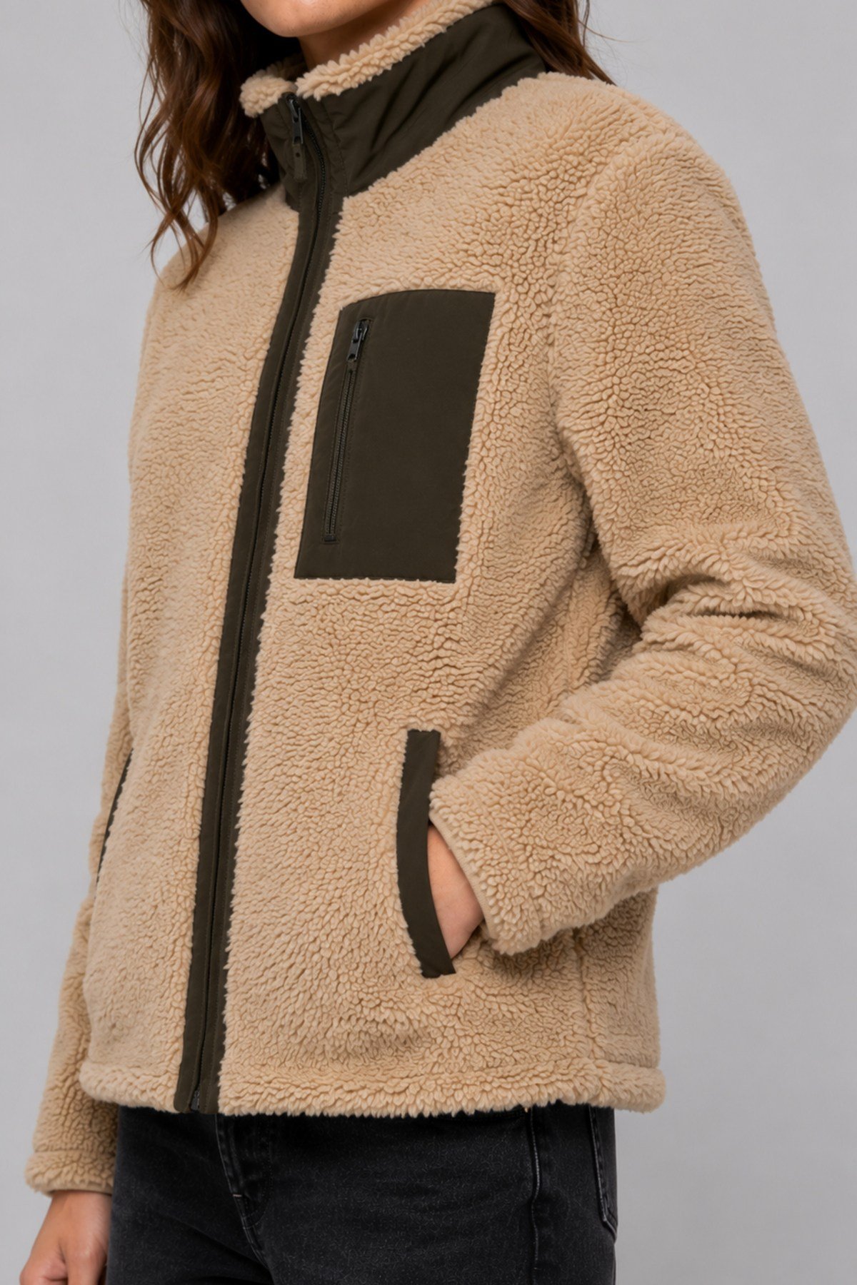 Unisex Bej Haki Detaylı Peluş Ceket – Dik Yaka, Fermuarlı, Uzun Kollu, Cepli