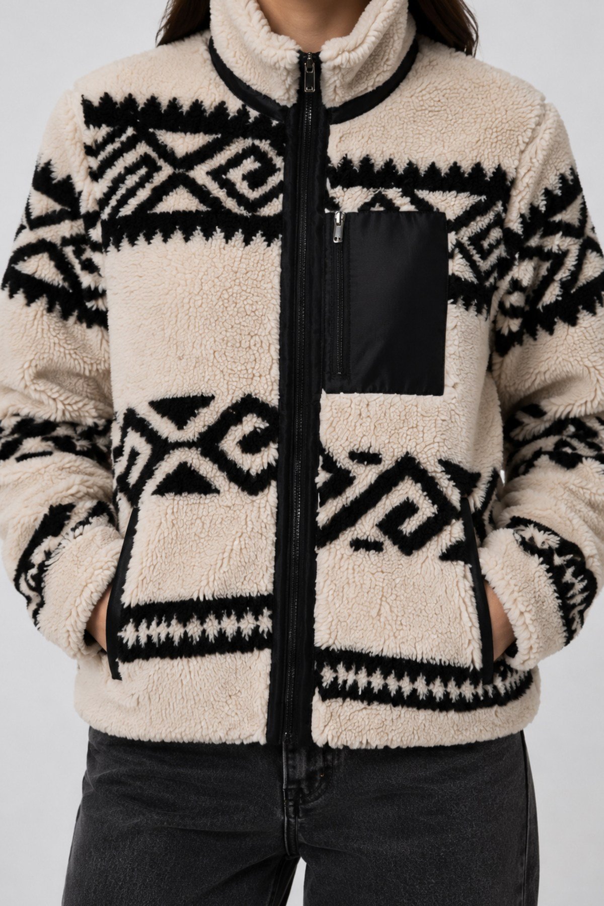 Unisex Ekru Siyah Etnik Geometrik Desenli Peluş Ceket – Dik Yaka, Fermuarlı, Cepli