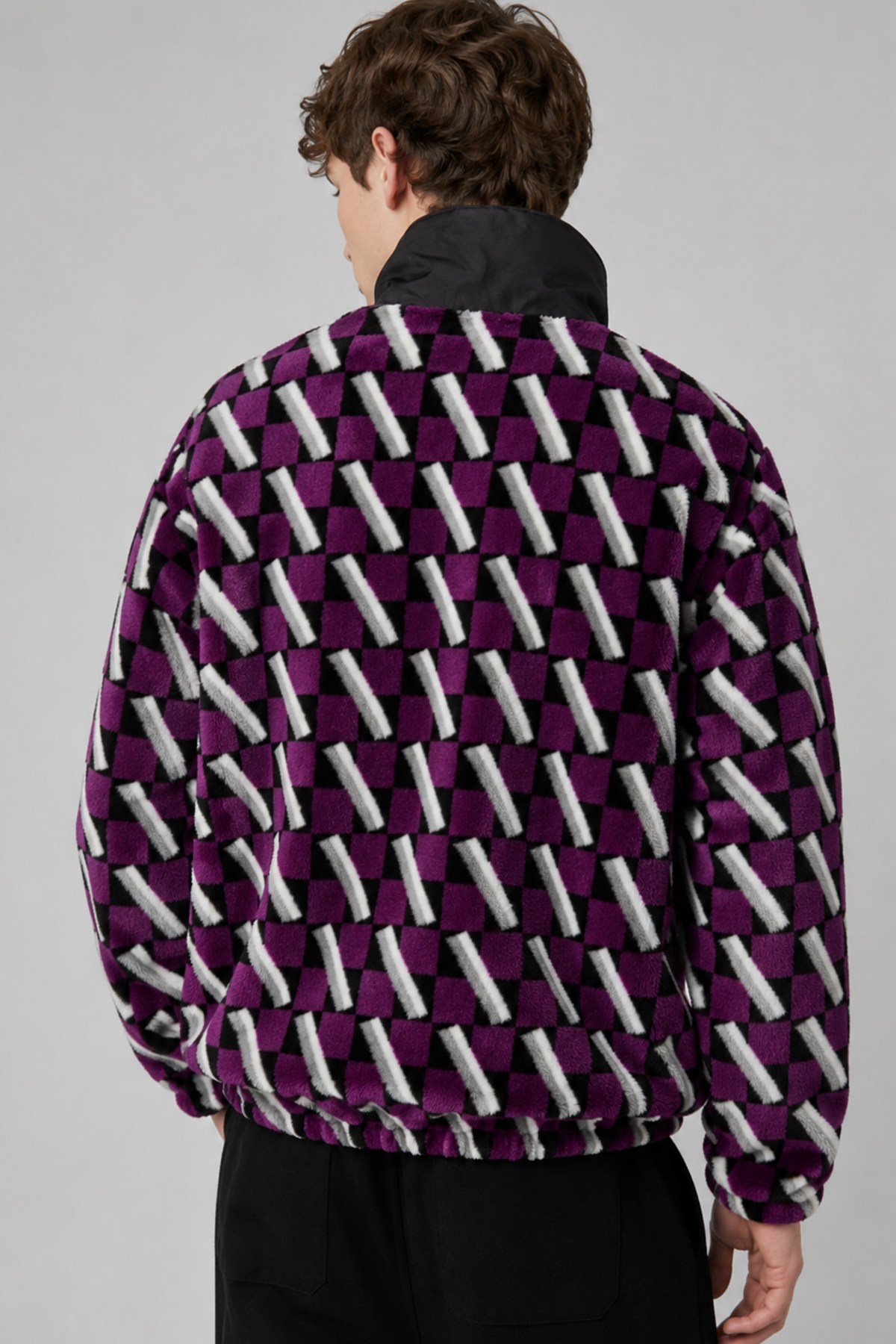 Unisex Mor Siyah Beyaz Geometrik Desenli Peluş Mont – Dik Yaka, Fermuarlı Boyunluk, Çok Cepli, Oversize
