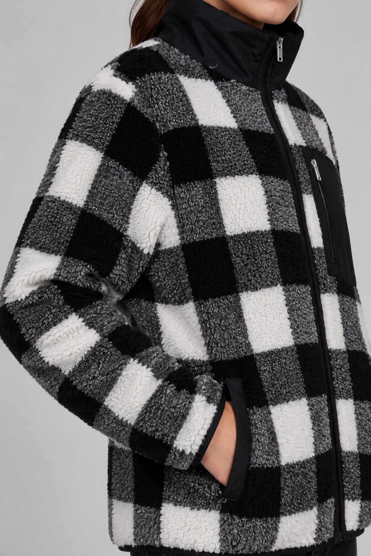 Unisex Siyah Beyaz Kareli Peluş Ceket – Dik Yaka, Fermuarlı, Cepli