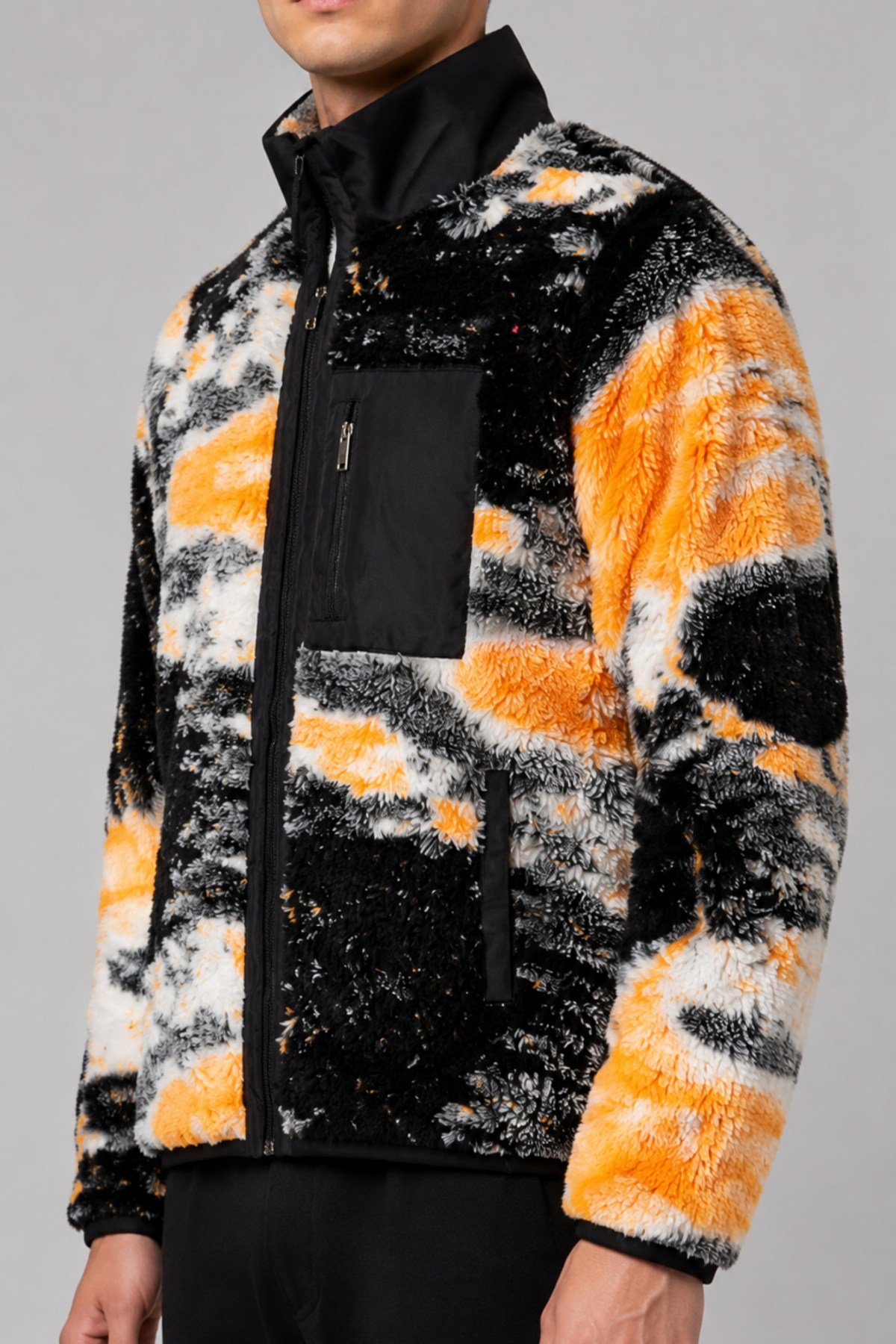 Unisex Siyah Beyaz Turuncu Batik Desenli Peluş Mont – Dik Yaka, Fermuarlı Boyunluk, Çok Cepli, Oversize