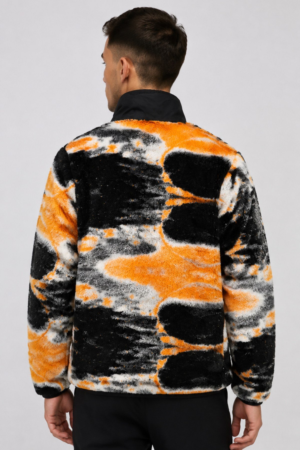 Unisex Siyah Beyaz Turuncu Batik Desenli Peluş Mont – Dik Yaka, Fermuarlı Boyunluk, Çok Cepli, Oversize