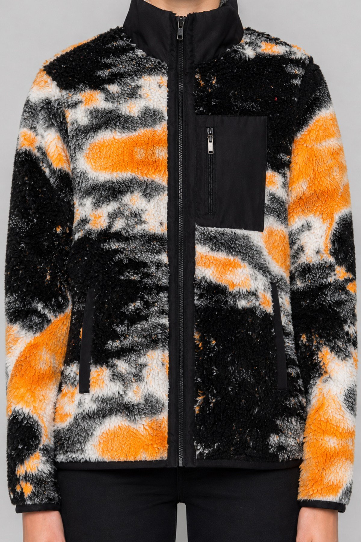 Unisex Siyah Beyaz Turuncu Batik Desenli Peluş Mont – Dik Yaka, Fermuarlı Boyunluk, Çok Cepli, Oversize