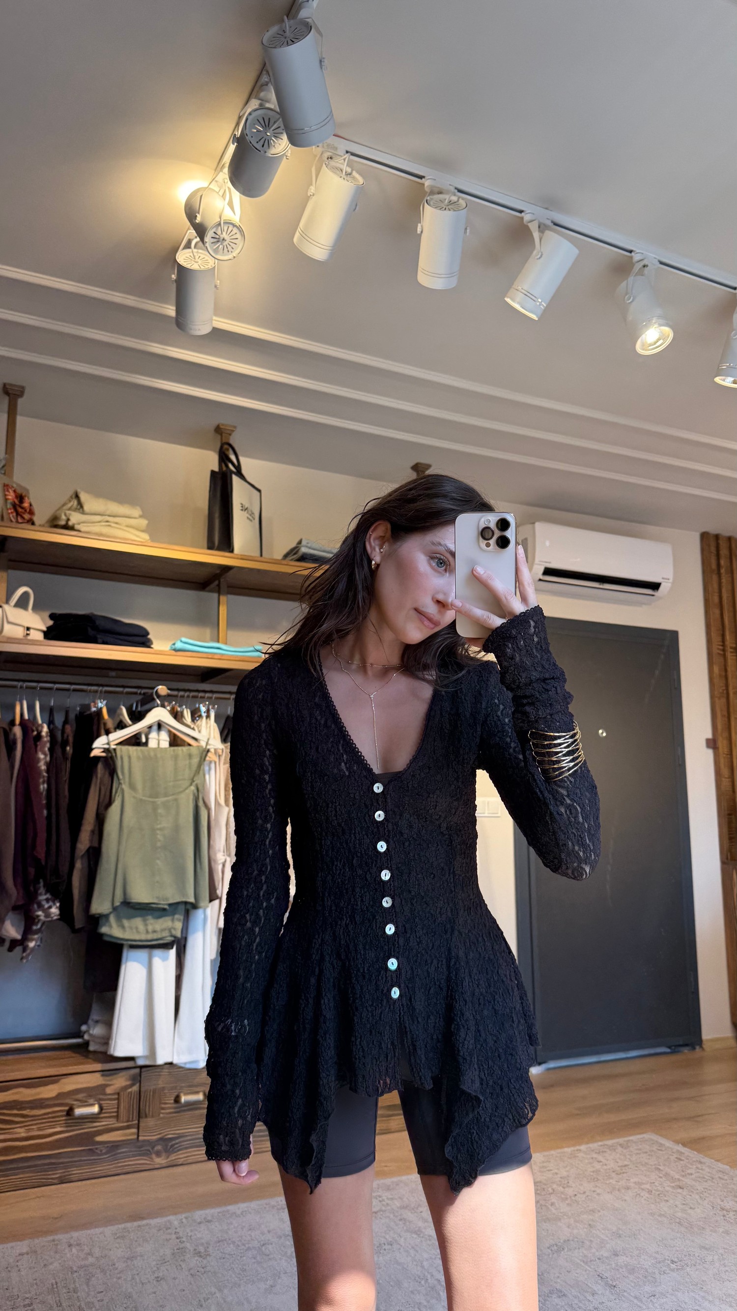 KAHVERENGİ DANTEL KUMAŞ DÜĞME DETAYLI BLUZ