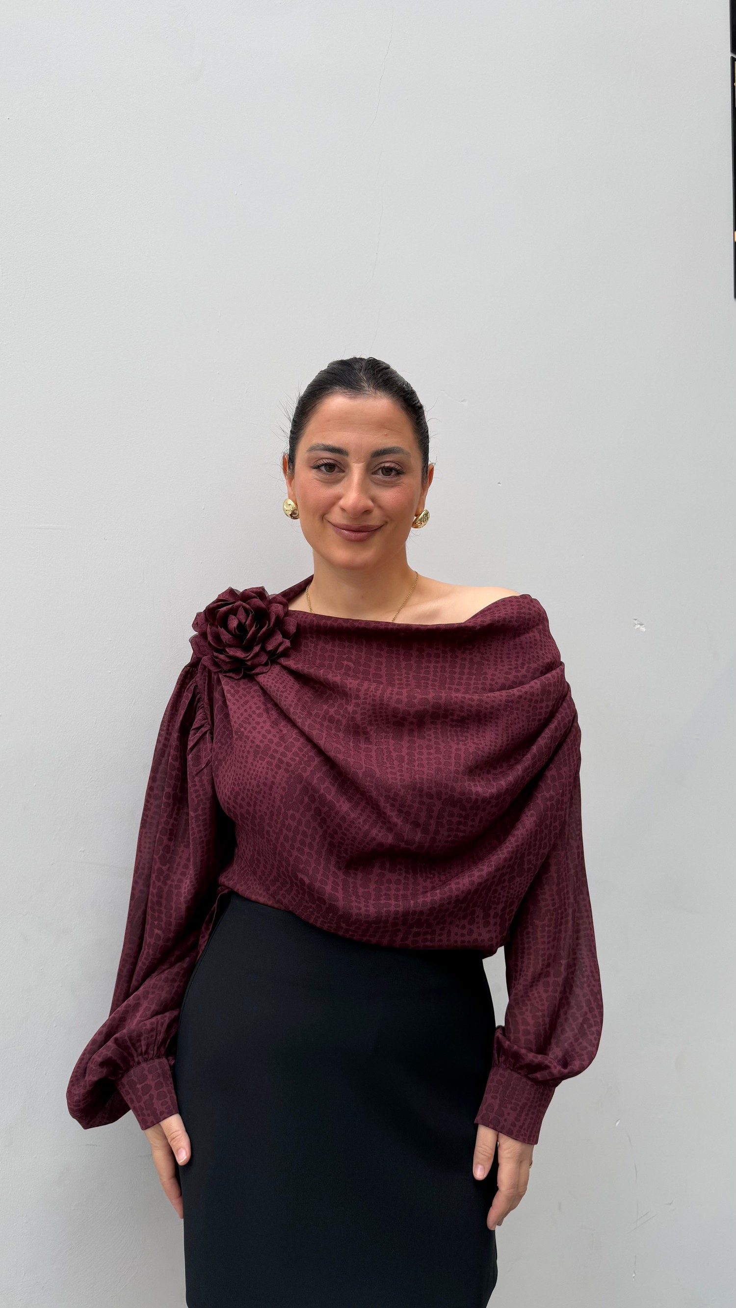Kayık Yaka Gül Detaylı Bluz