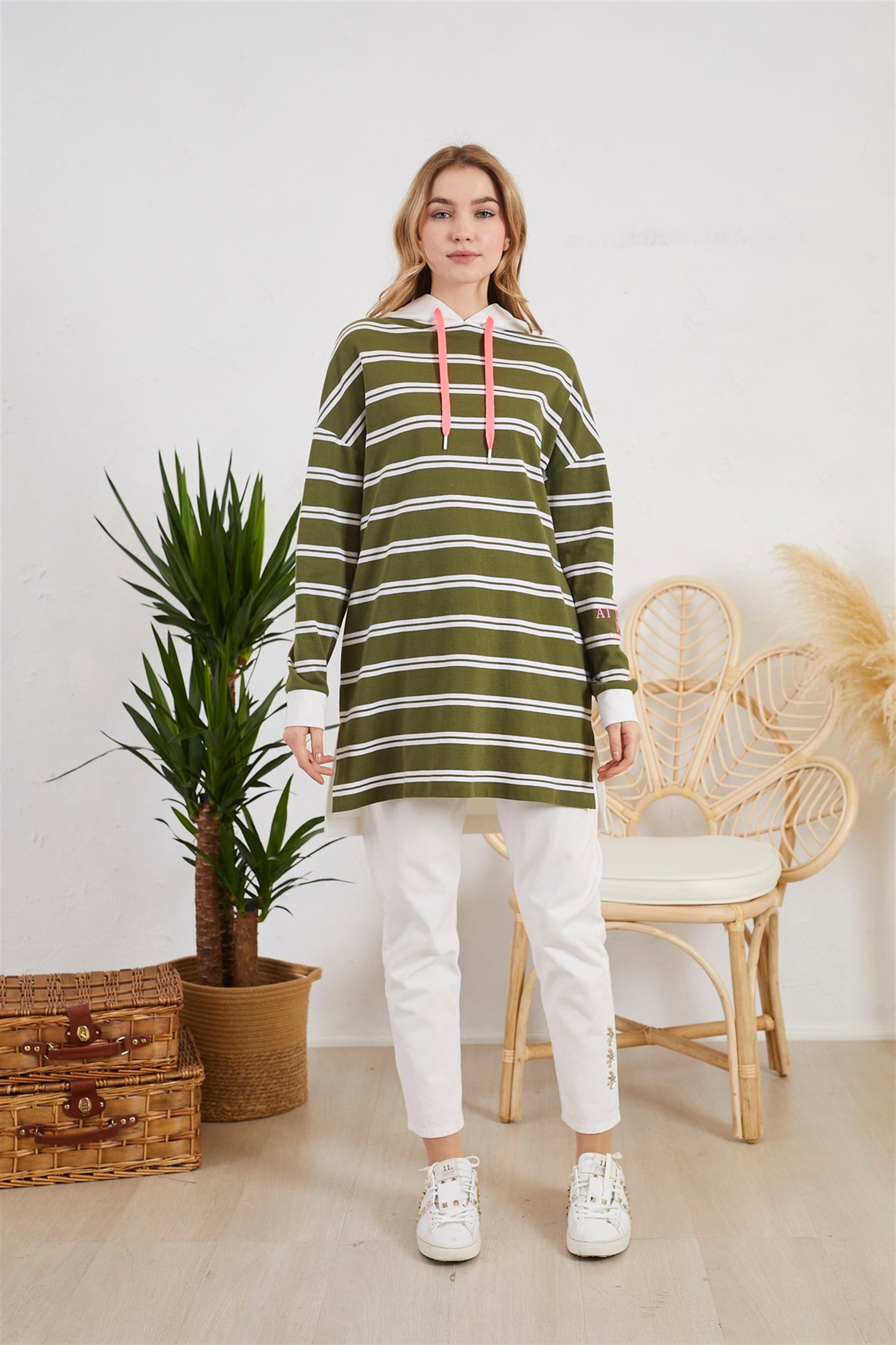 ÇİZGİLİ YIRTMAÇ DETAYLI SWEATSHIRT