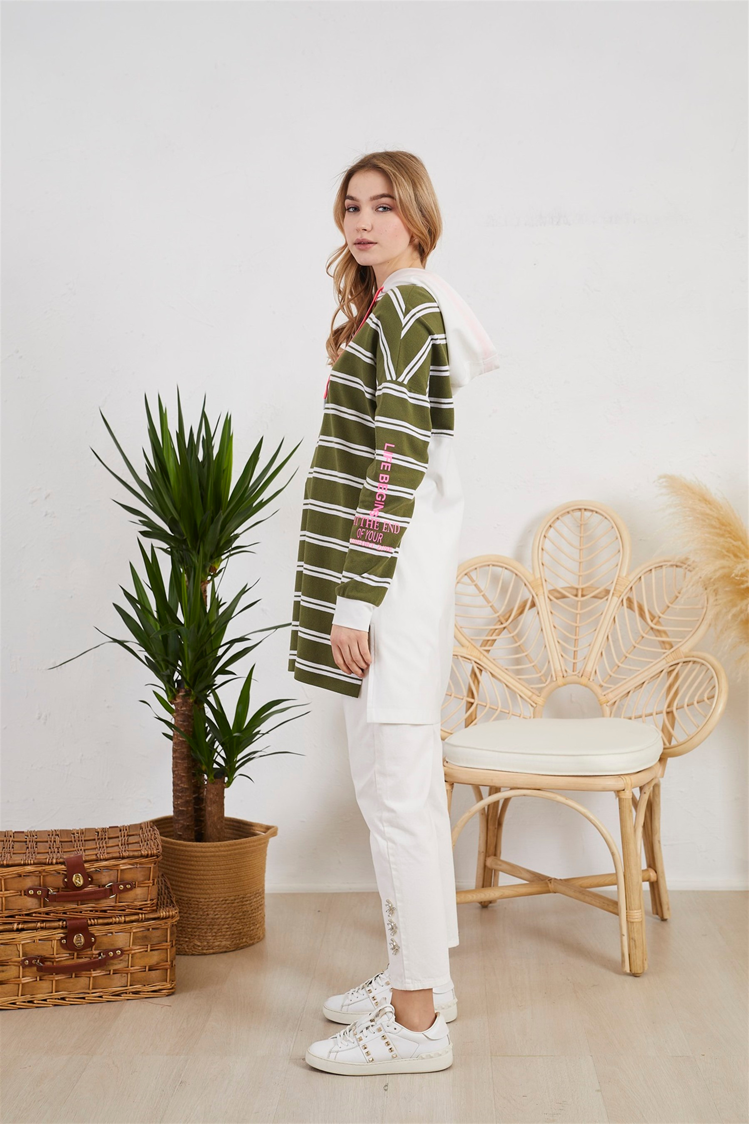 ÇİZGİLİ YIRTMAÇ DETAYLI SWEATSHIRT