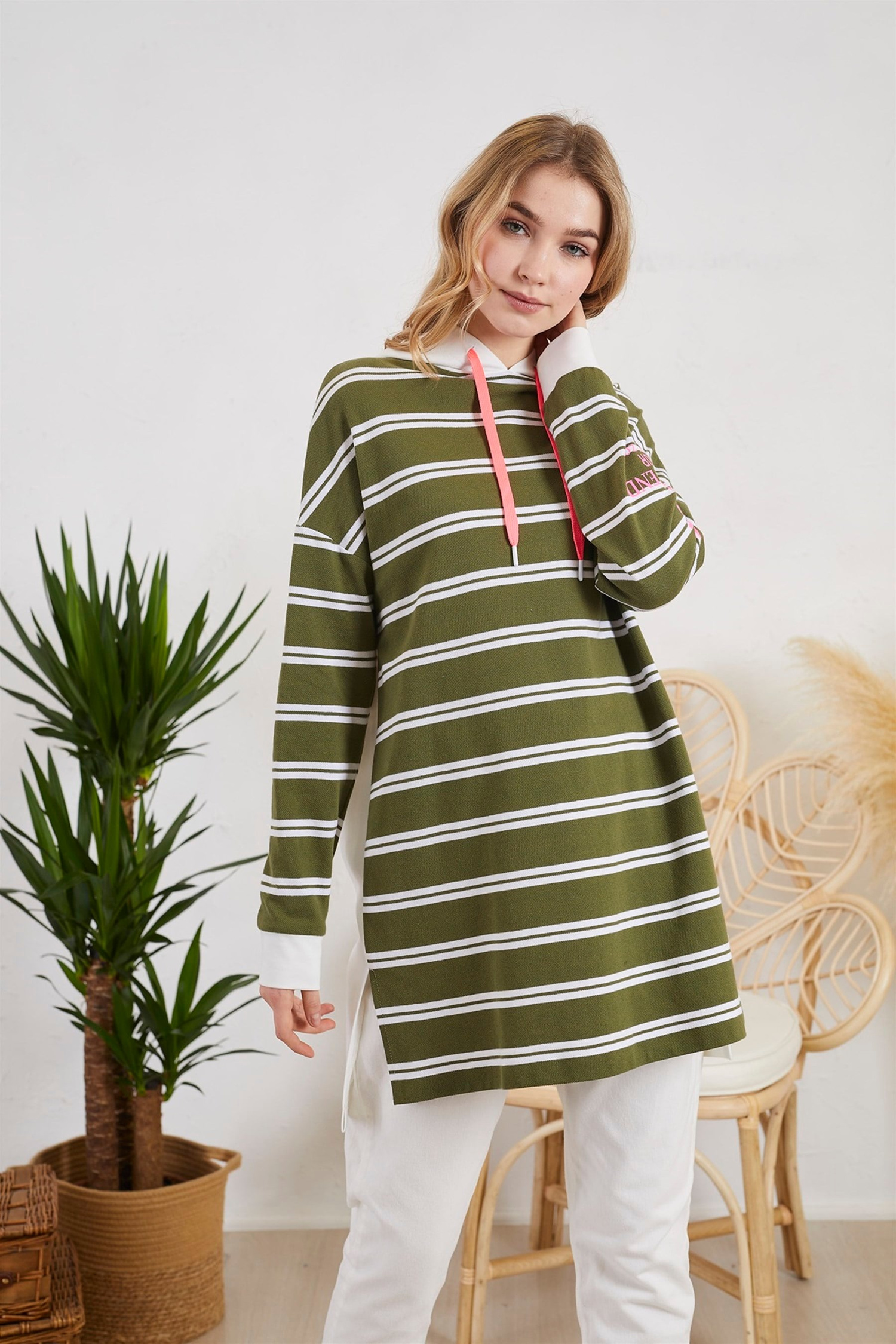 ÇİZGİLİ YIRTMAÇ DETAYLI SWEATSHIRT