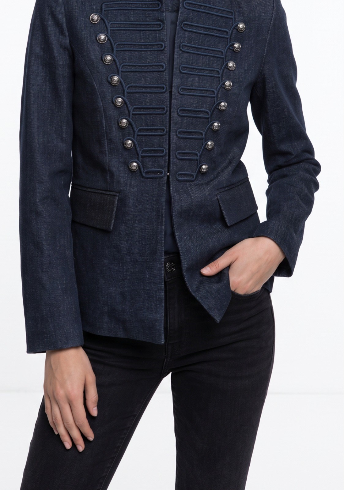 NAKIŞ  DETAYLI  DÜĞMELİ BLAZER  CEKET