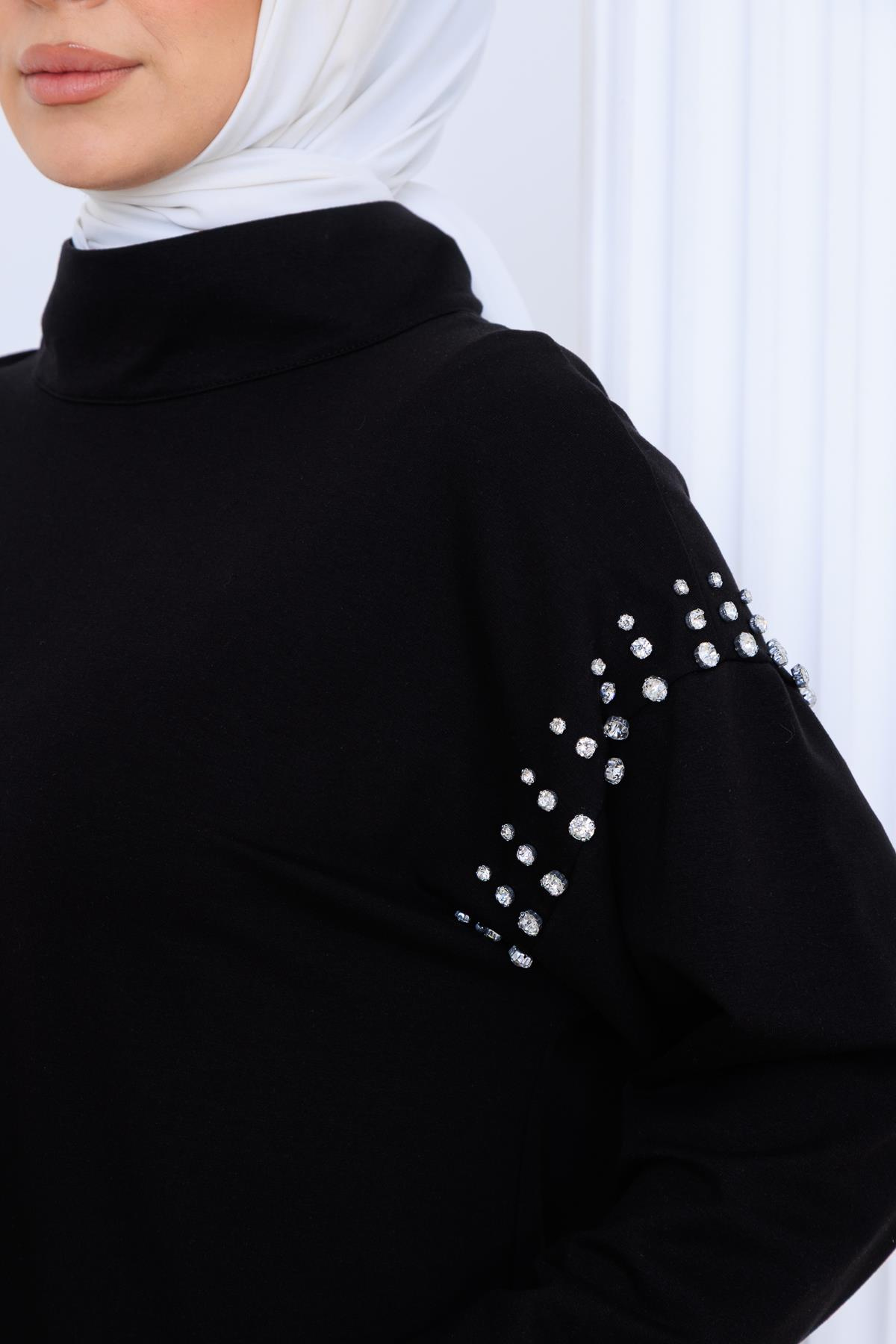 TAŞ DETAYLI DİK YAKA SWEATSHIRT